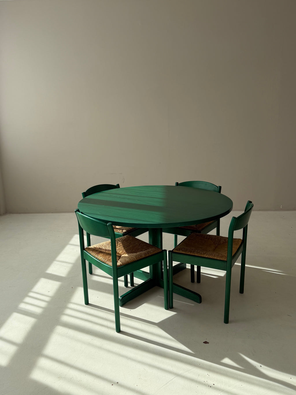 1/6 Vintage Thonet Stuhl in Dunkelgrün – Mid-Century Geflechtstuhl mit Bastgeflecht 70er