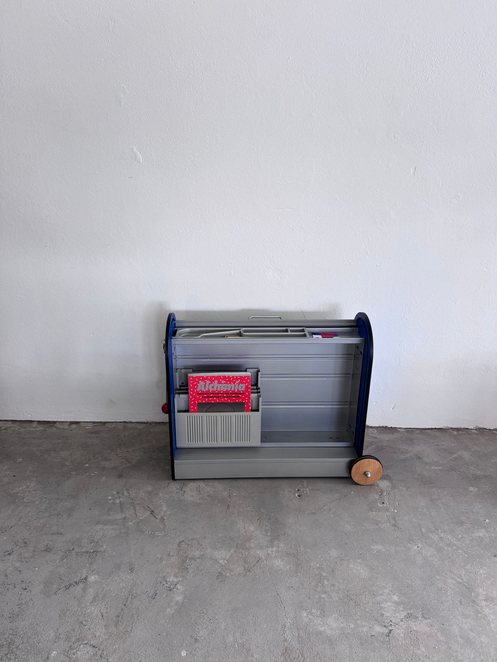 Memphis Stil Rollcontainer von Achimer Werkstätten – Postmodernes Design Bürocontainer in Blau & Grau, abschließbar