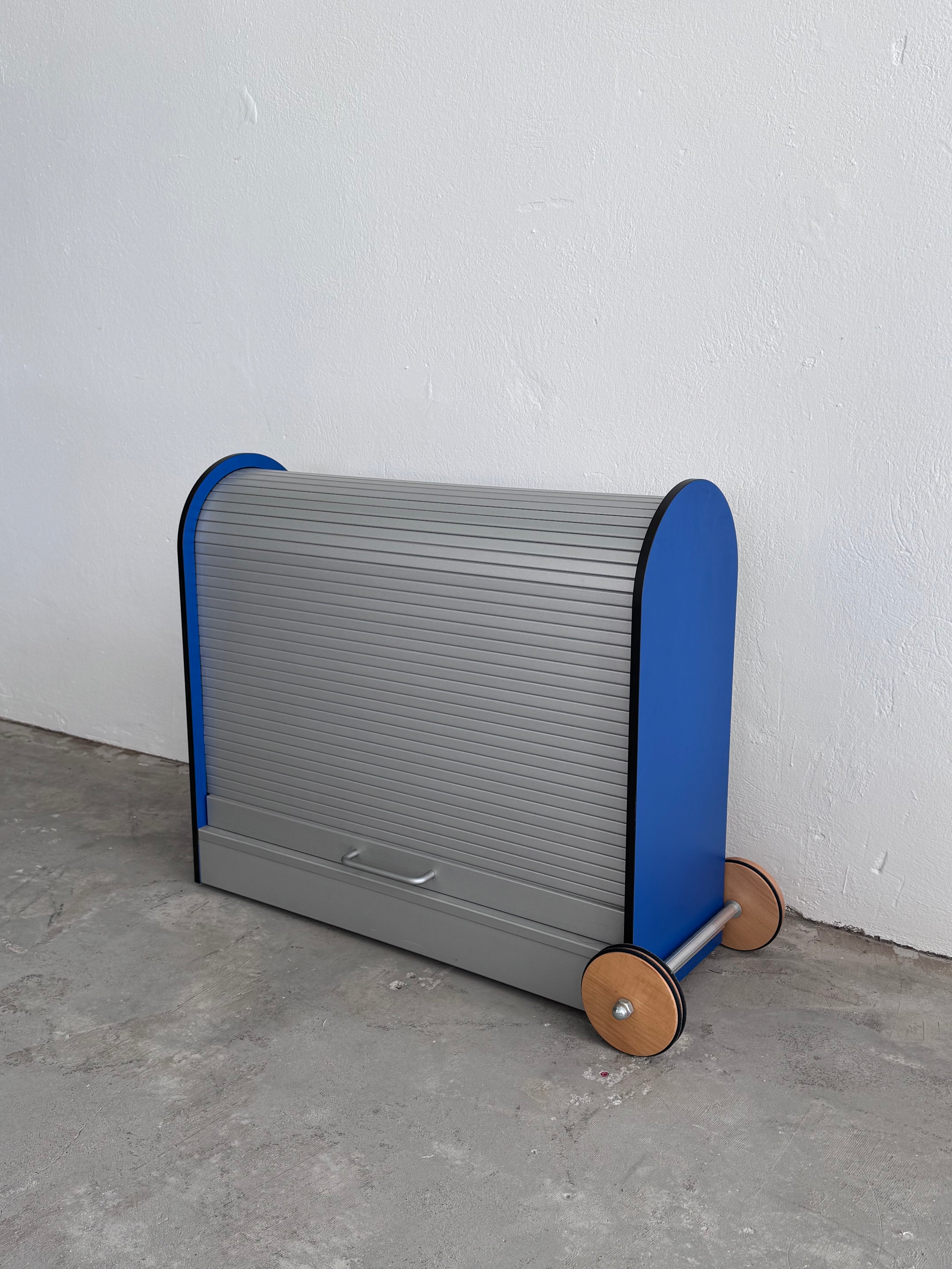 Memphis Stil Rollcontainer von Achimer Werkstätten – Postmodernes Design Bürocontainer in Blau & Grau, abschließbar