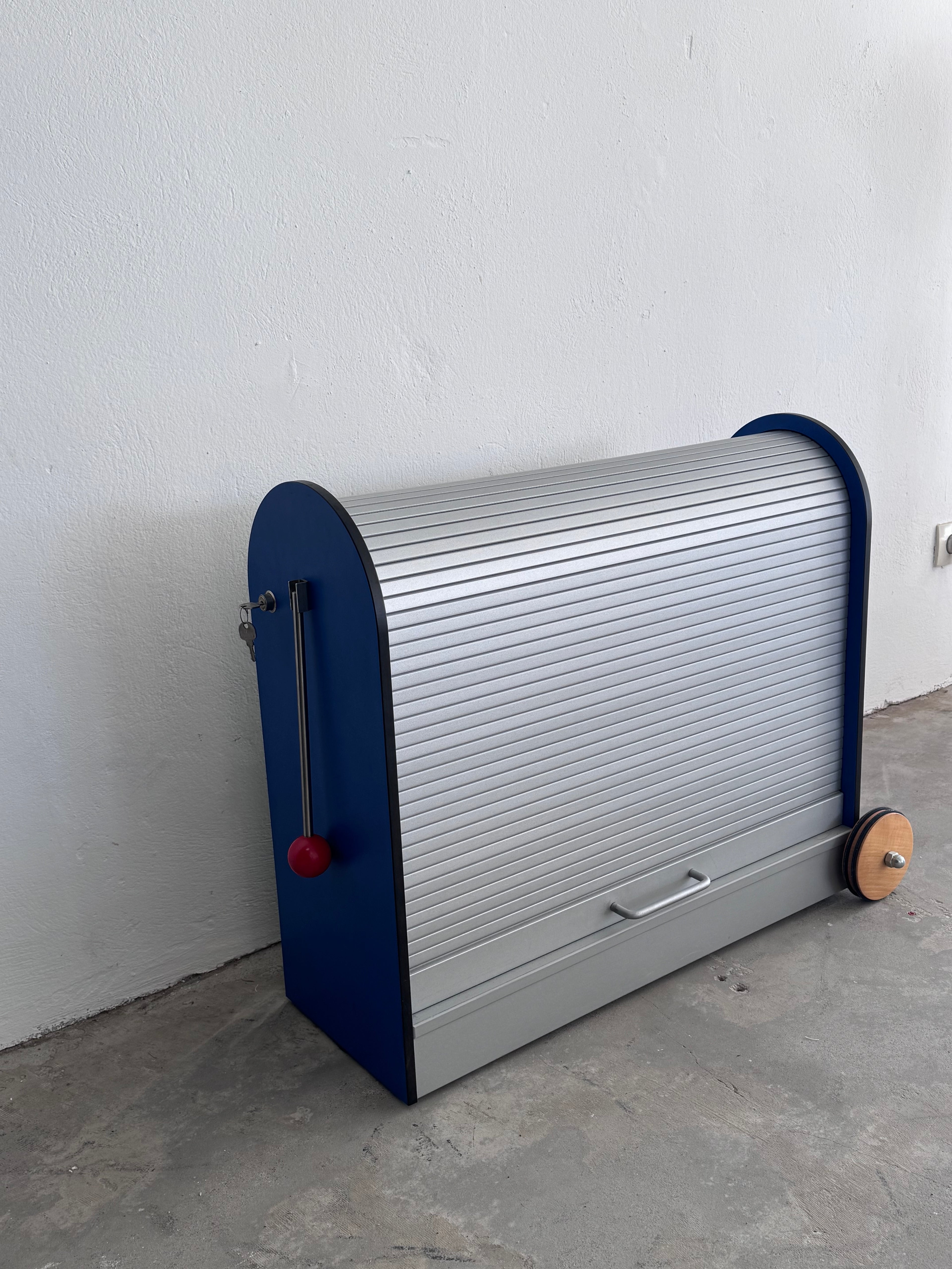 Memphis Stil Rollcontainer von Achimer Werkstätten – Postmodernes Design Bürocontainer in Blau & Grau, abschließbar