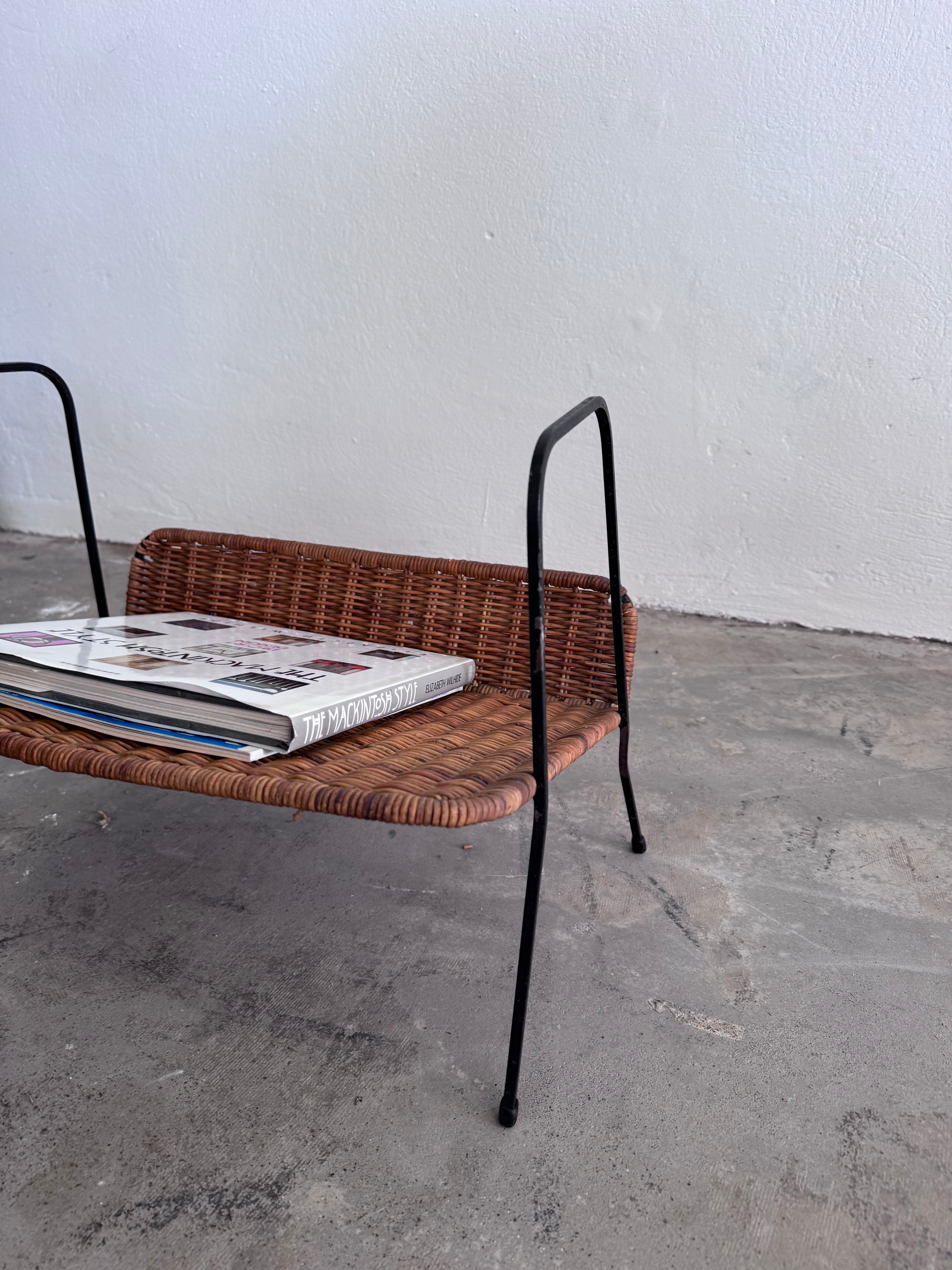 Vintage Zeitschriftenständer von Gian Franco Legler – Metall & Rattan Zeitungsständer, Mid Century Magazinhalter, Italian Design 1960s