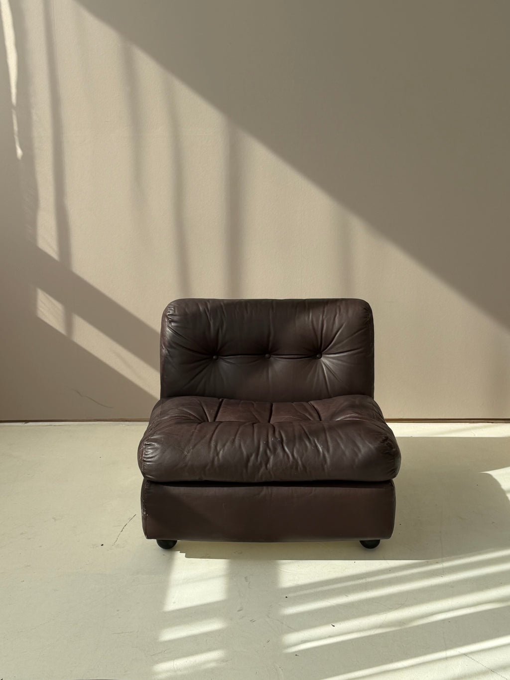 1/5 Vintage Amanta Lounge Chair by Mario Bellini for C&B Italia, Original Leather & Fiberglass, 1970s Italian Design