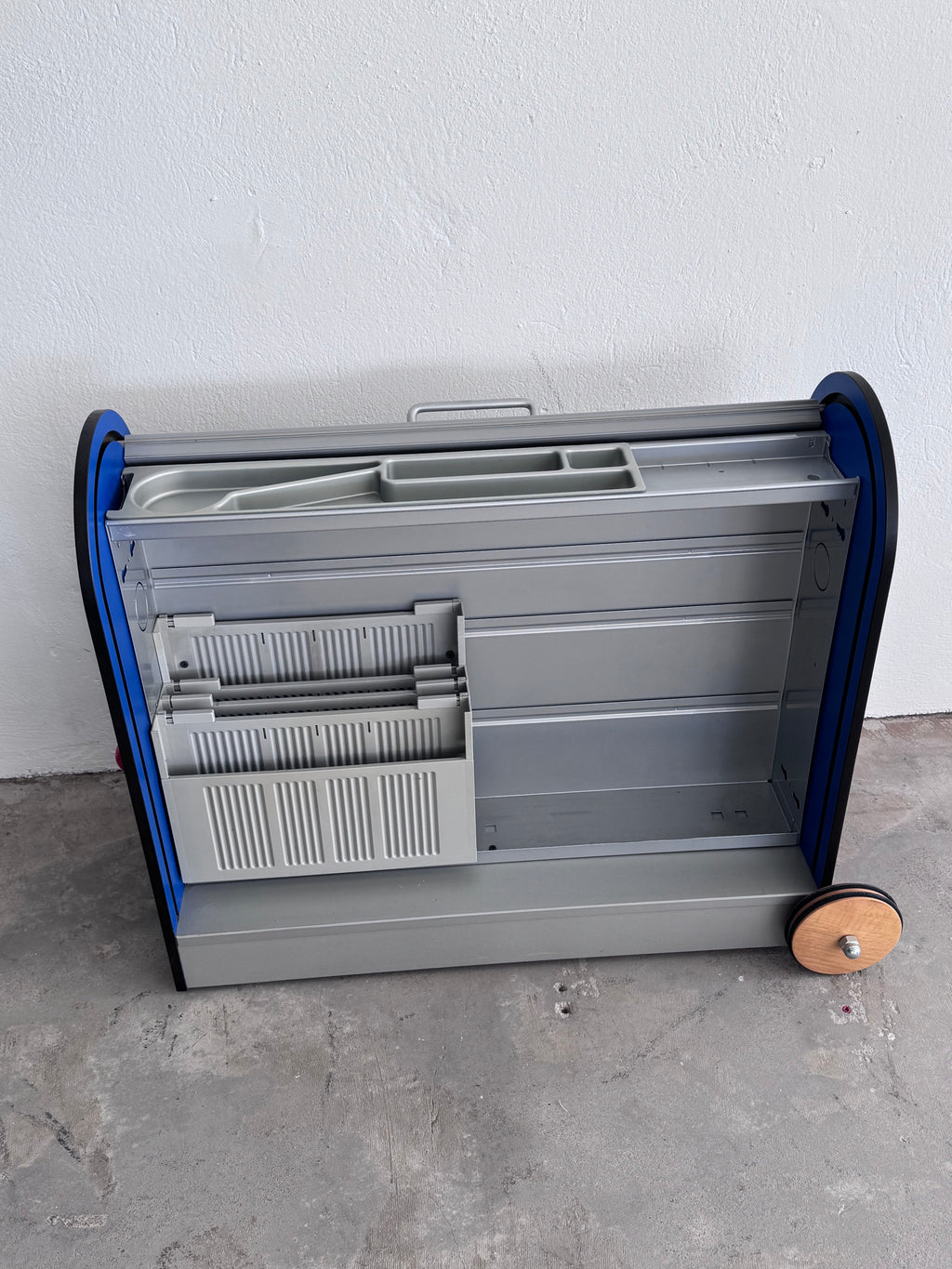 Memphis Stil Rollcontainer von Achimer Werkstätten – Postmodernes Design Bürocontainer in Blau & Grau, abschließbar