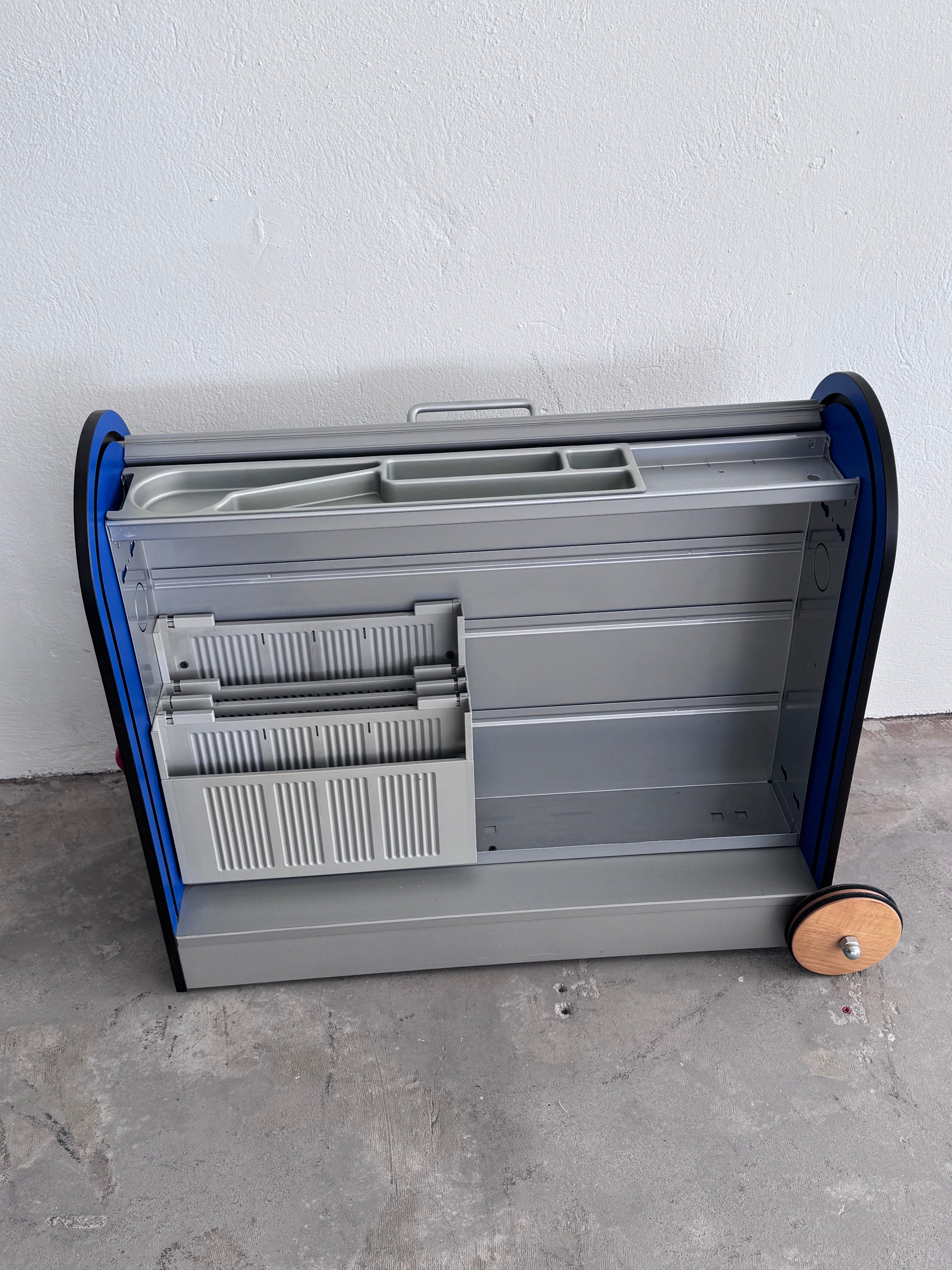 Memphis Stil Rollcontainer von Achimer Werkstätten – Postmodernes Design Bürocontainer in Blau & Grau, abschließbar