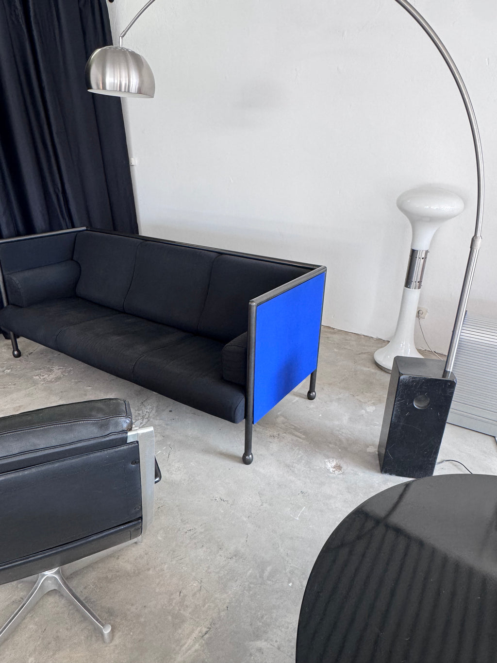 Postmodernes Danube 850 3-Sitzer Sofa von Ettore Sottsass für Cassina, 1992 – Memphis Design Couch, schwarzer Stoff & blaue Seitenpaneele