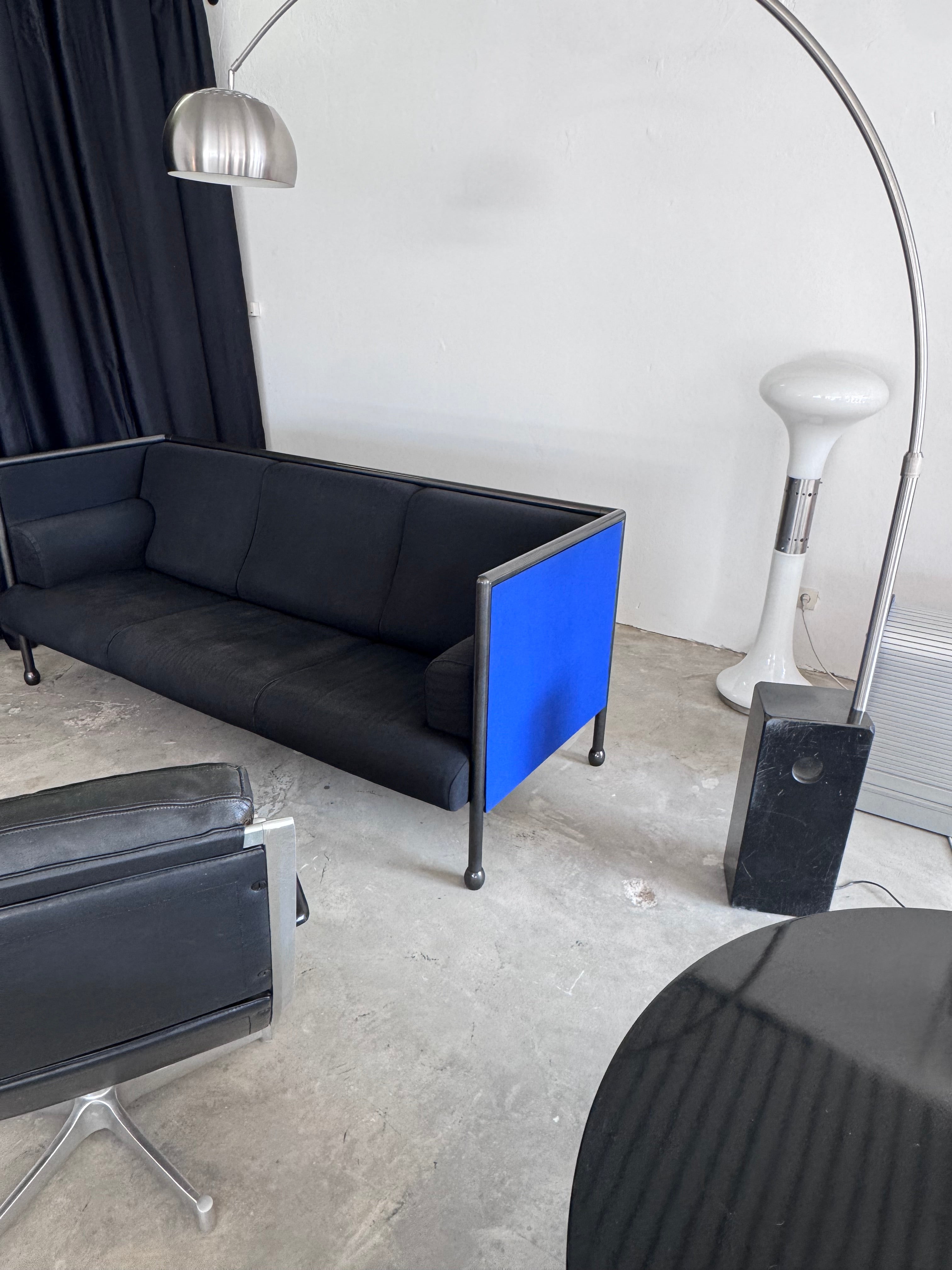 Postmodernes Danube 850 3-Sitzer Sofa von Ettore Sottsass für Cassina, 1992 – Memphis Design Couch, schwarzer Stoff & blaue Seitenpaneele