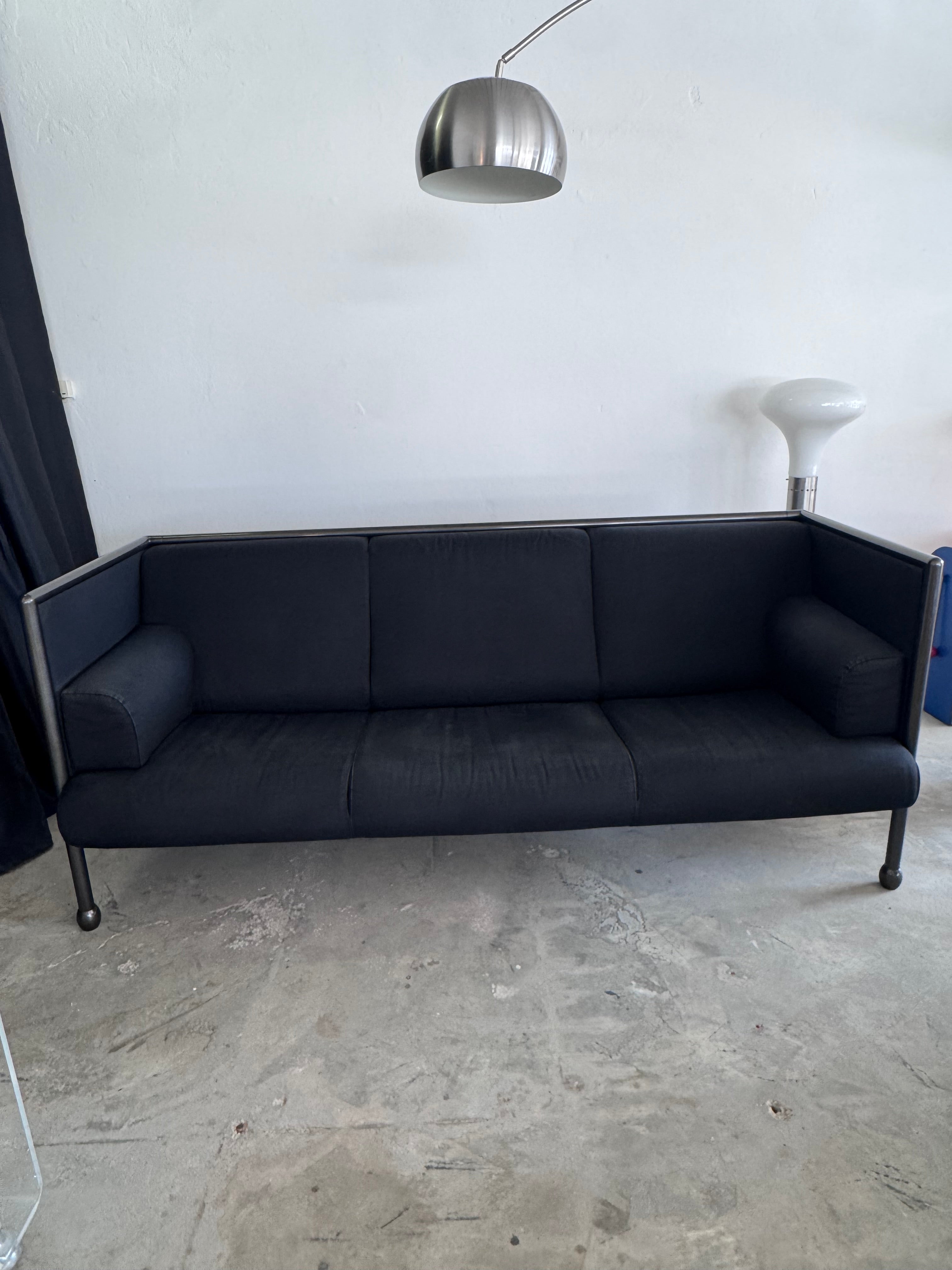 Postmodernes Danube 850 3-Sitzer Sofa von Ettore Sottsass für Cassina, 1992 – Memphis Design Couch, schwarzer Stoff & blaue Seitenpaneele