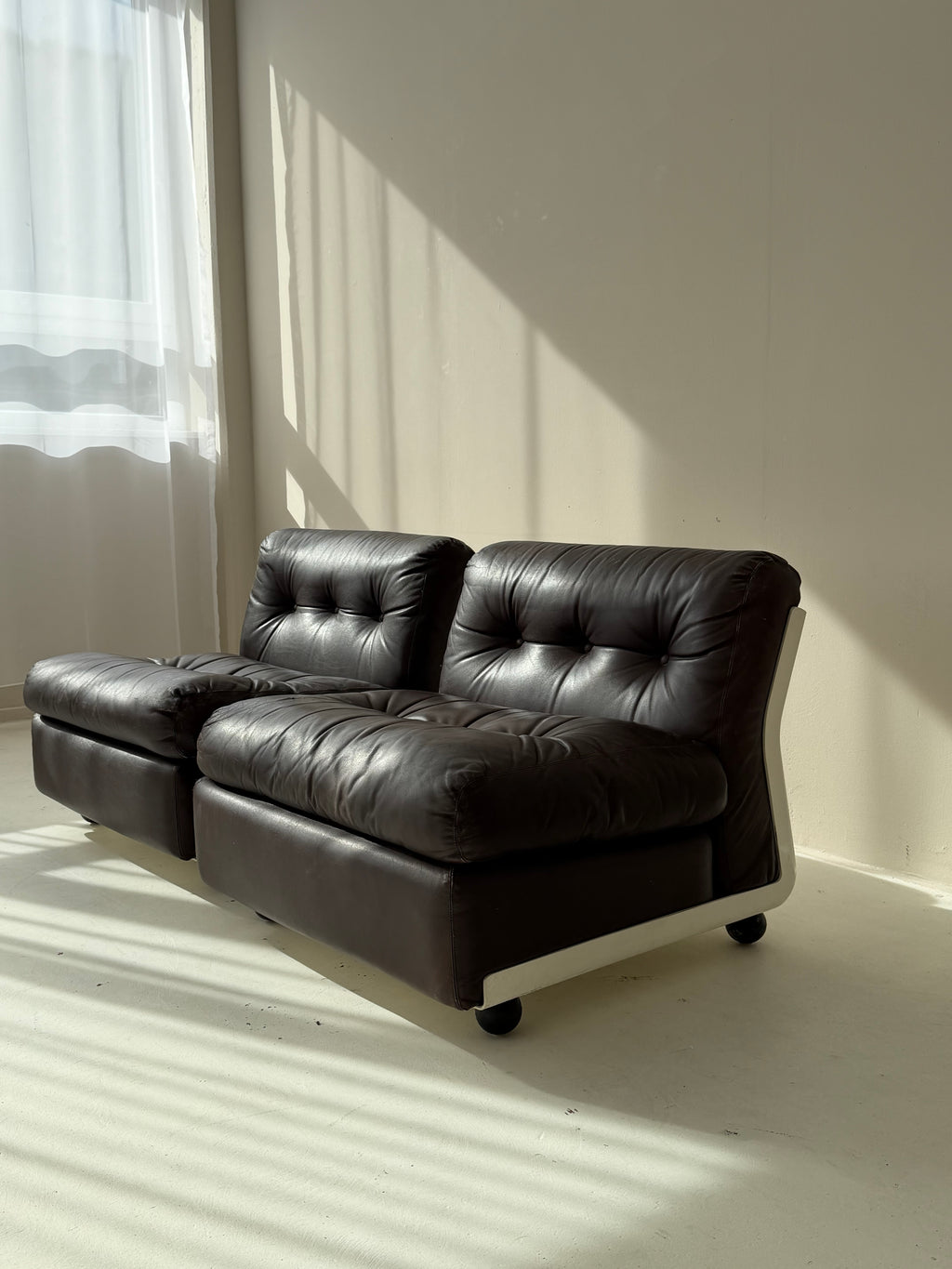 1/5 Vintage Amanta Lounge Chair by Mario Bellini for C&B Italia, Original Leather & Fiberglass, 1970s Italian Design