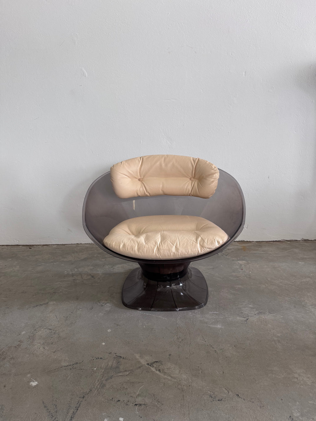 Raphaël Raffel Lounge Sessel, 1960er – Rauchfarbenes Acryl & Leder