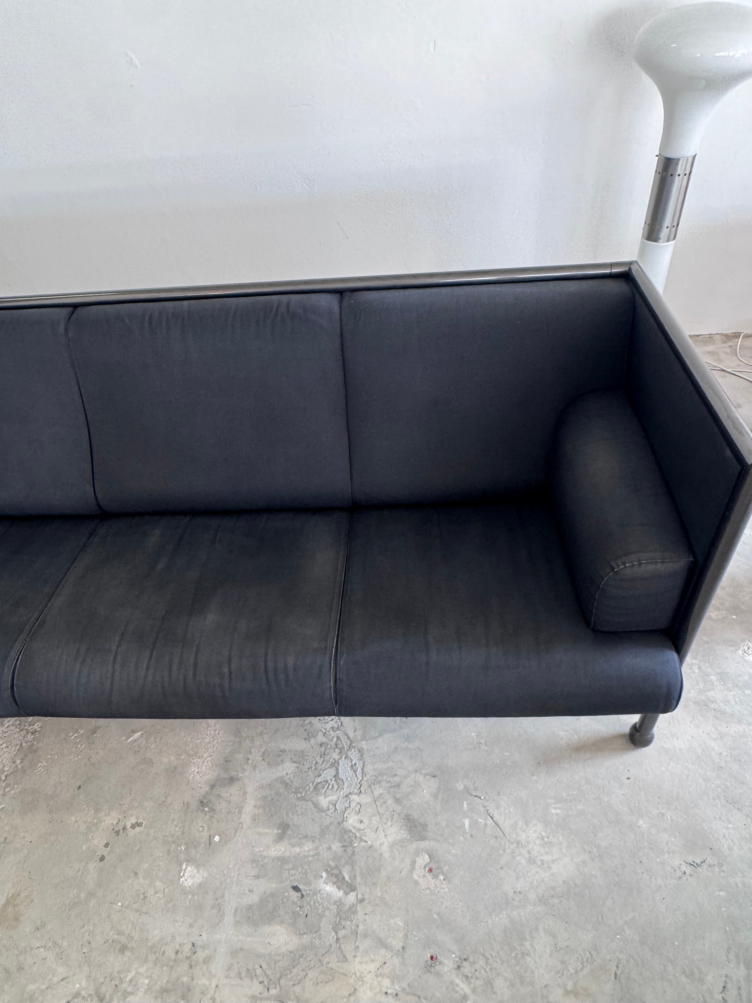 Postmodernes Danube 850 3-Sitzer Sofa von Ettore Sottsass für Cassina, 1992 – Memphis Design Couch, schwarzer Stoff & blaue Seitenpaneele