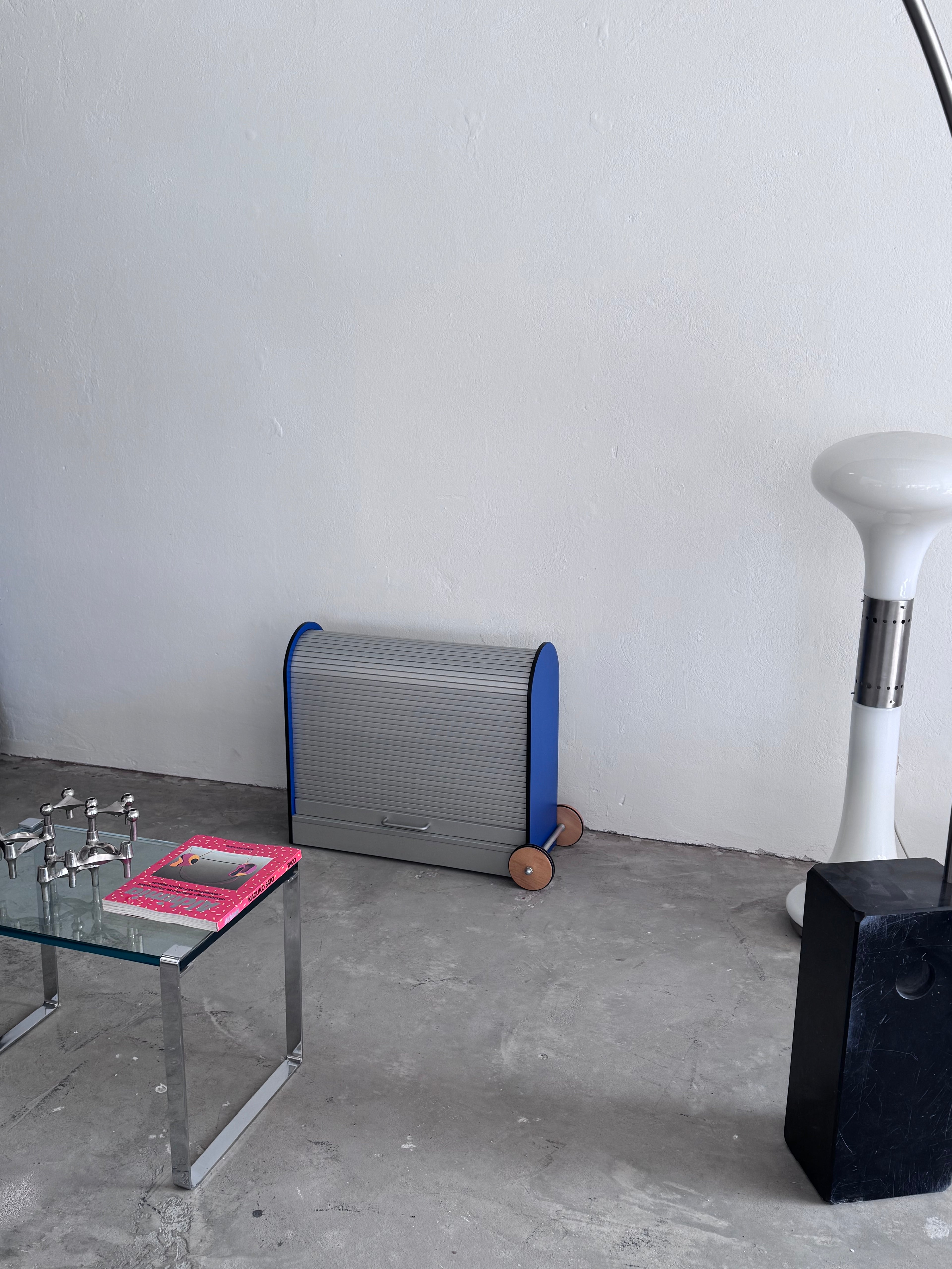 Memphis Stil Rollcontainer von Achimer Werkstätten – Postmodernes Design Bürocontainer in Blau & Grau, abschließbar