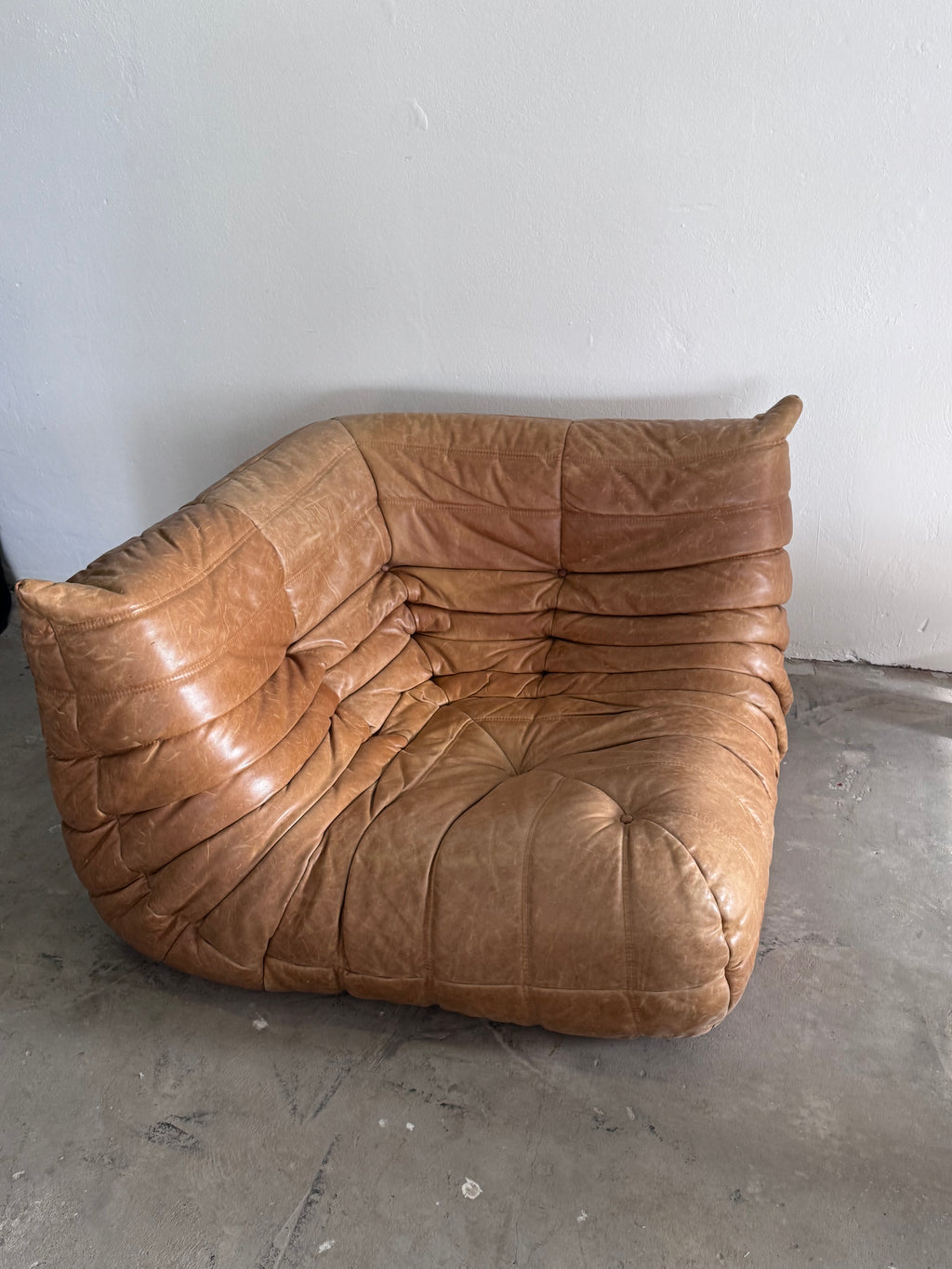 Ligne Roset Cognac Togo Leder Set 2-Sitzer + Corner + Ottoman von Michel Ducaroy