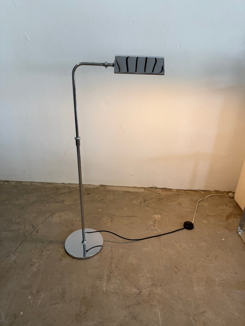Florian Schulz Stehlampe, 1970er – Verchromte Hollywood Regency Designleuchte – Höhenverstellbar & Schwenkbar – Vintage Deutschland