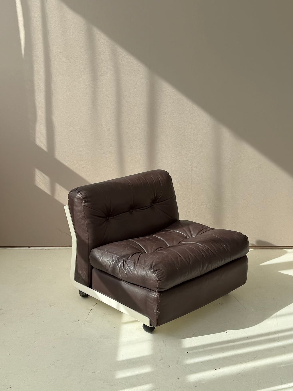 1/5 Vintage Amanta Lounge Chair by Mario Bellini for C&B Italia, Original Leather & Fiberglass, 1970s Italian Design