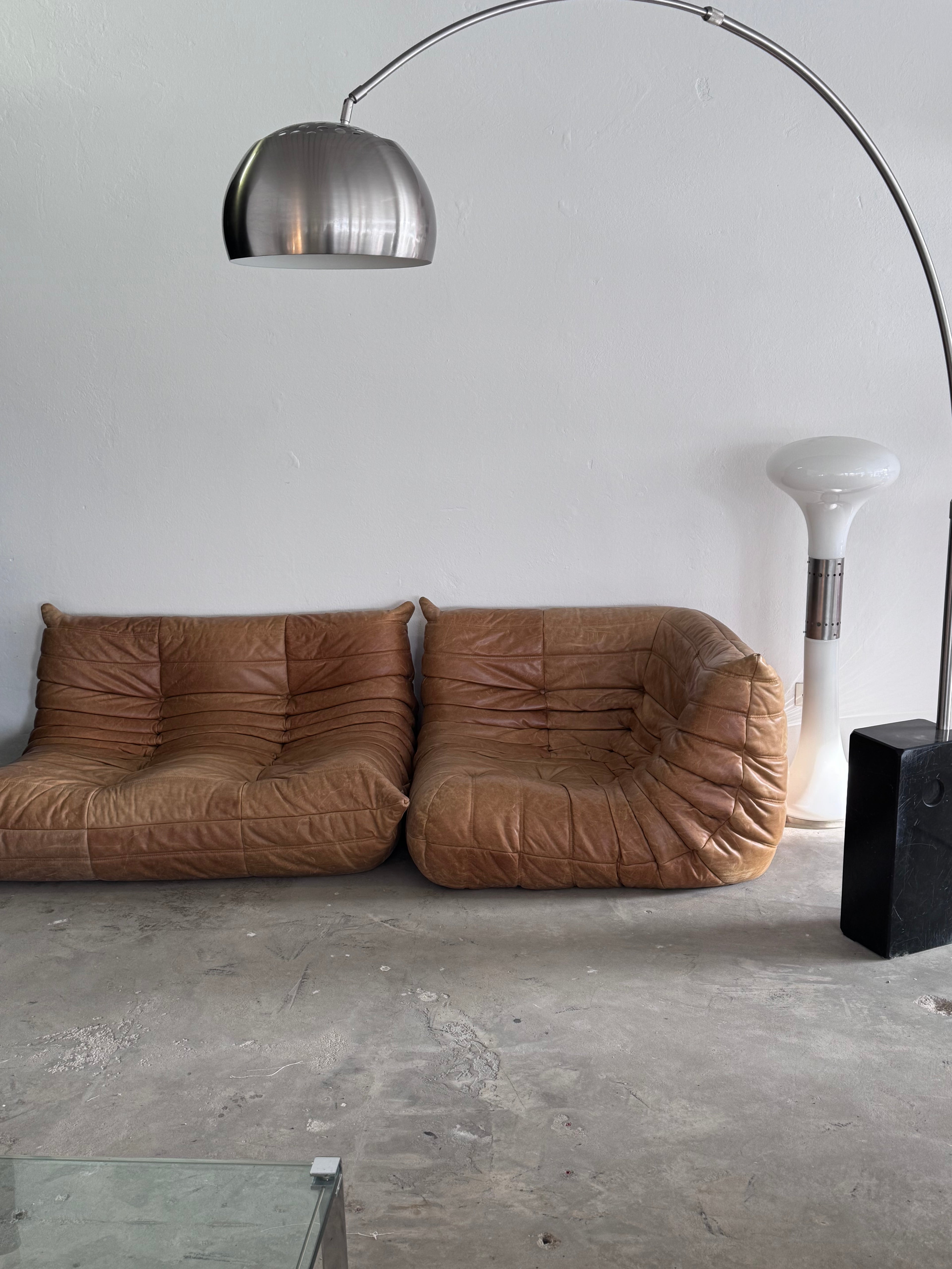 Ligne Roset Cognac Togo Leder Set 2-Sitzer + Corner + Ottoman von Michel Ducaroy