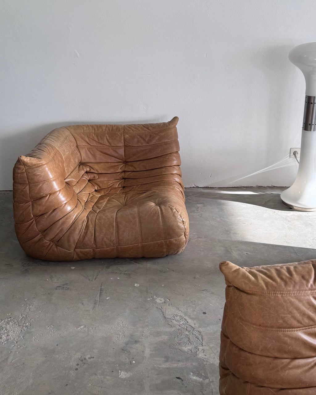 Ligne Roset Cognac Togo Leder Set 2-Sitzer + Corner + Ottoman von Michel Ducaroy