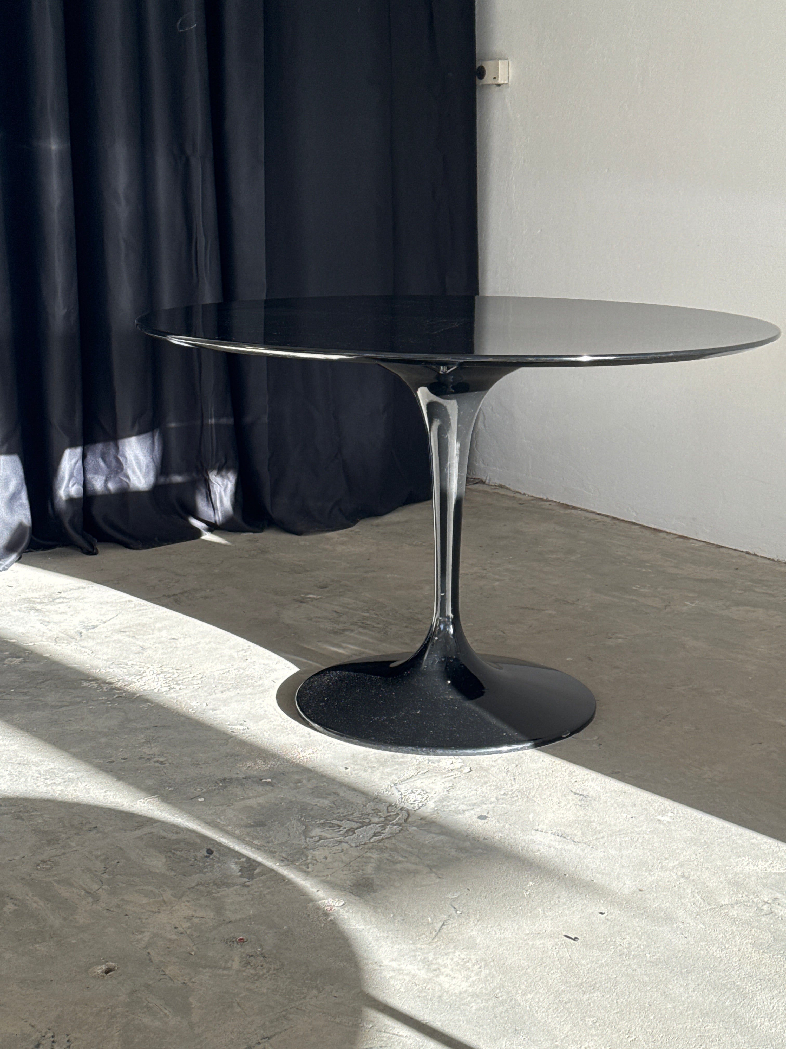 Vintage Tulpenfuß-Tisch im Stil von Eero Saarinen – Schwarz Hochglanz, MDF, einteiliger Sockel (1980er/90er)