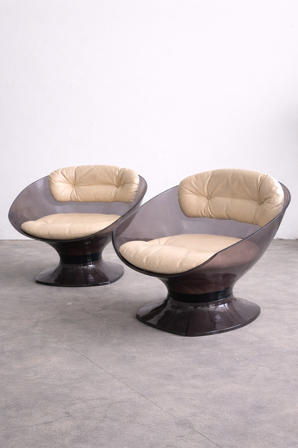 Raphaël Raffel Lounge Sessel, 1960er – Rauchfarbenes Acryl & Leder