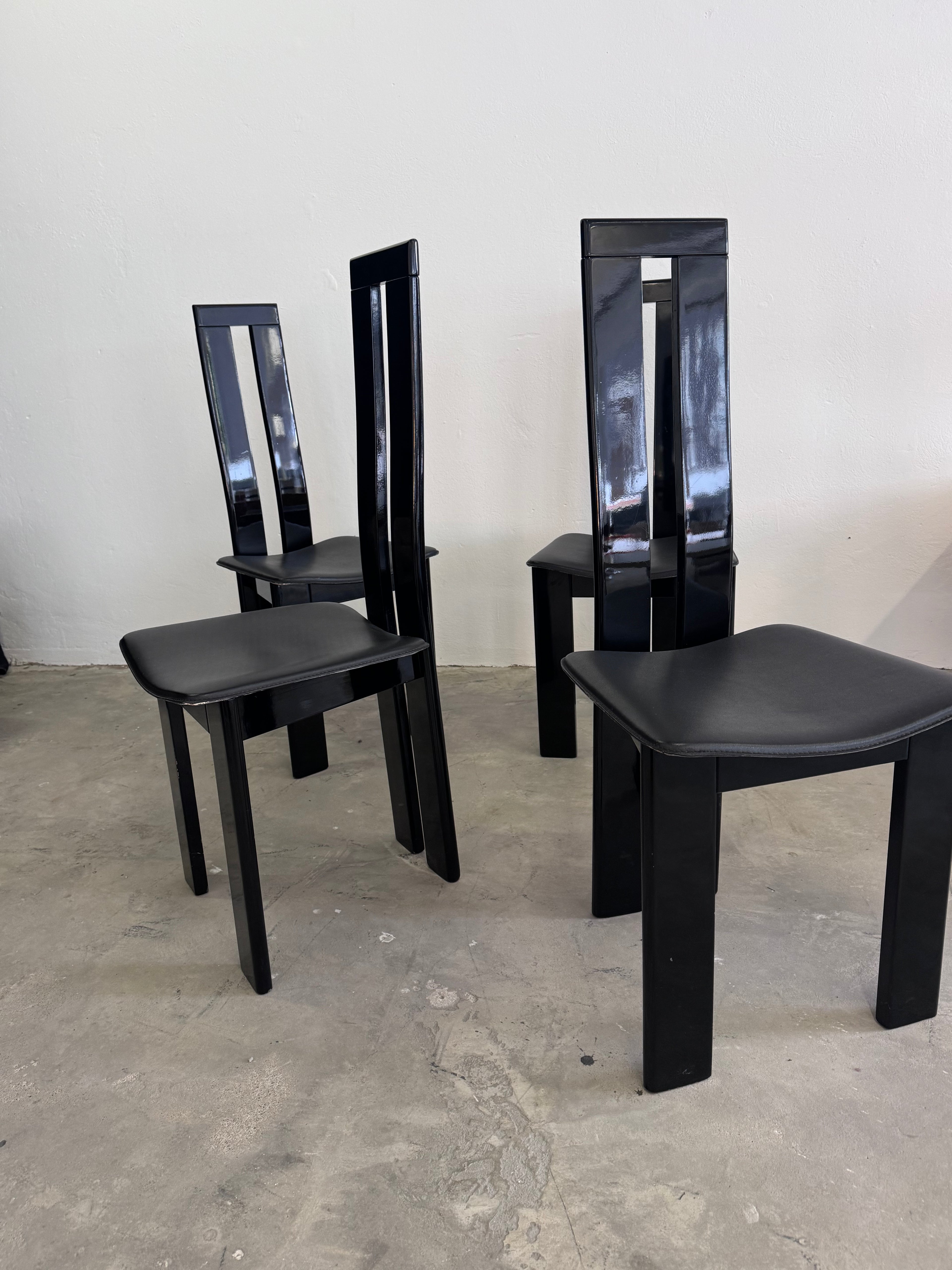 4 Postmoderne Esszimmerstühle von Pietro Costantini, Italien 1980er – Schwarz lackiertes Massivholz, sehr guter Zustand