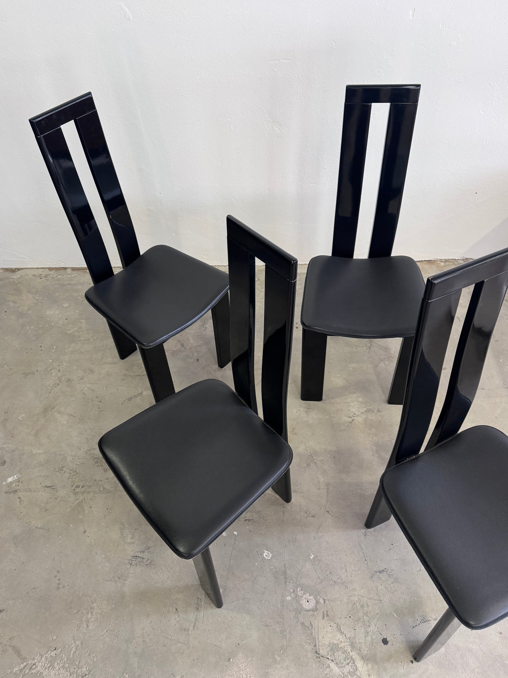 4 Postmoderne Esszimmerstühle von Pietro Costantini, Italien 1980er – Schwarz lackiertes Massivholz, sehr guter Zustand