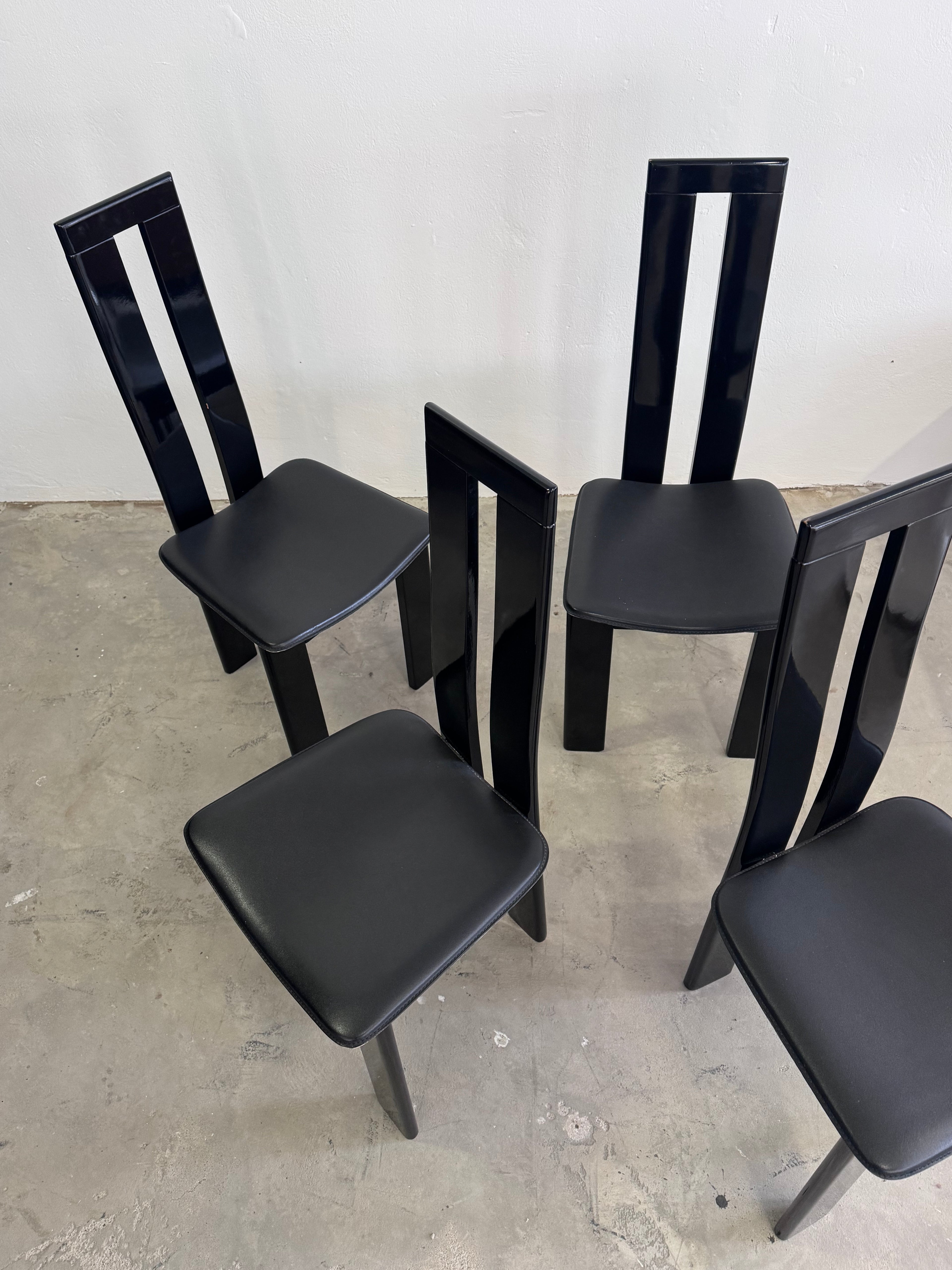 4 Postmoderne Esszimmerstühle von Pietro Costantini, Italien 1980er – Schwarz lackiertes Massivholz, sehr guter Zustand