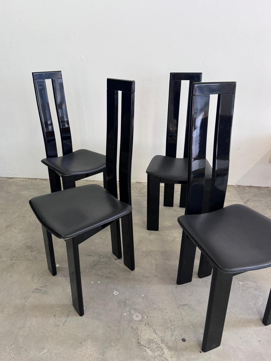 4 Postmoderne Esszimmerstühle von Pietro Costantini, Italien 1980er – Schwarz lackiertes Massivholz, sehr guter Zustand