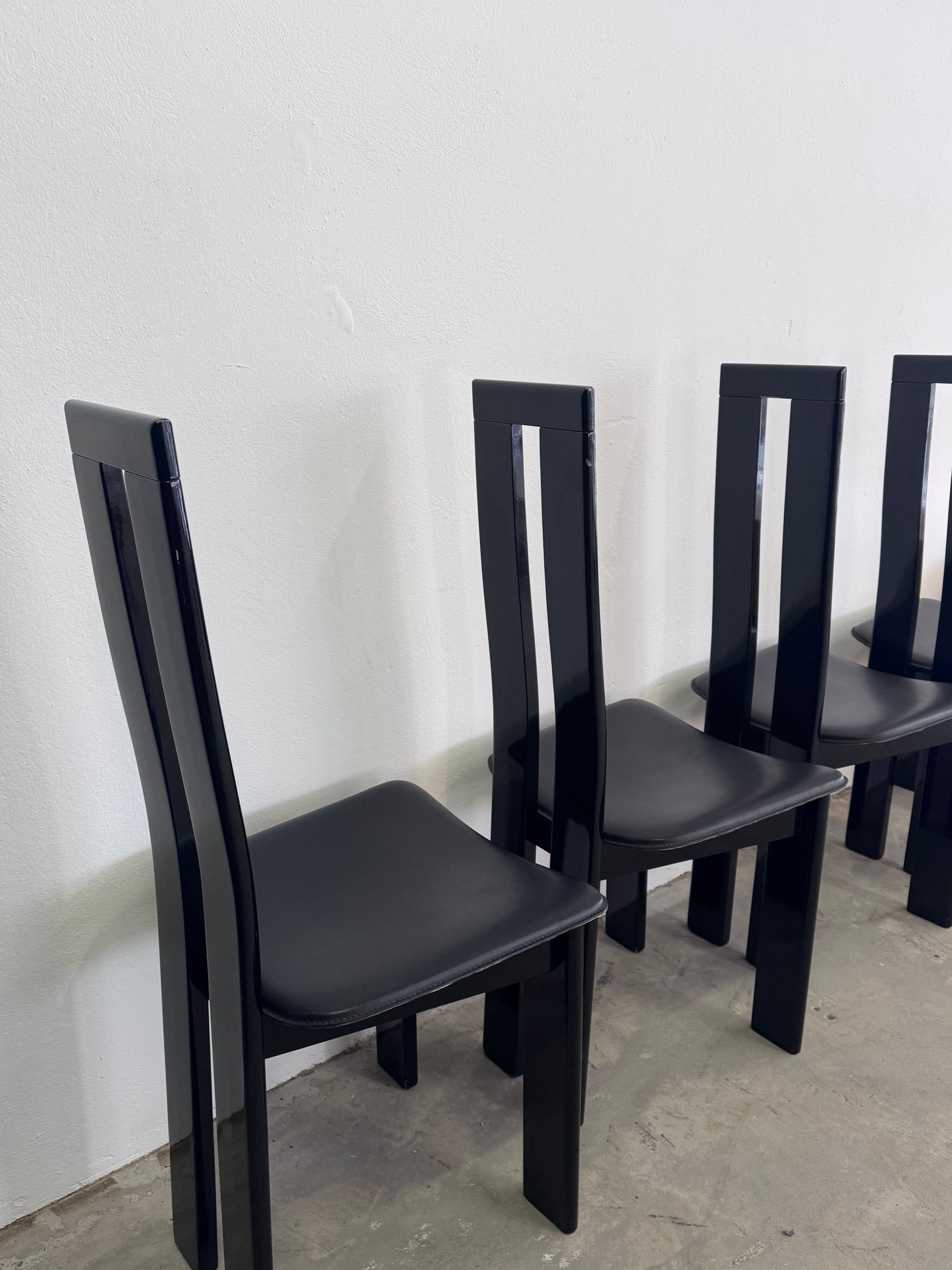 4 Postmoderne Esszimmerstühle von Pietro Costantini, Italien 1980er – Schwarz lackiertes Massivholz, sehr guter Zustand