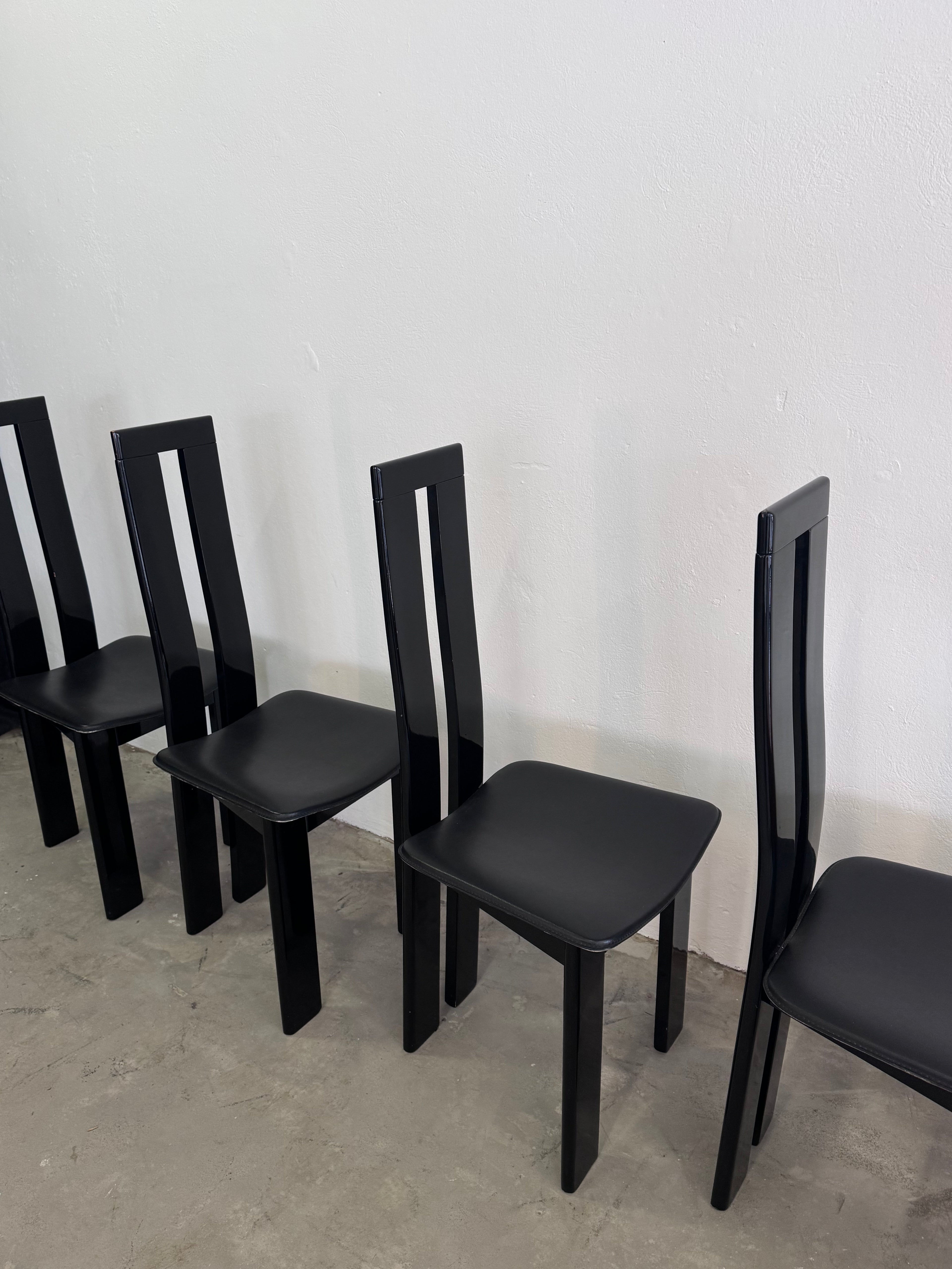 4 Postmoderne Esszimmerstühle von Pietro Costantini, Italien 1980er – Schwarz lackiertes Massivholz, sehr guter Zustand