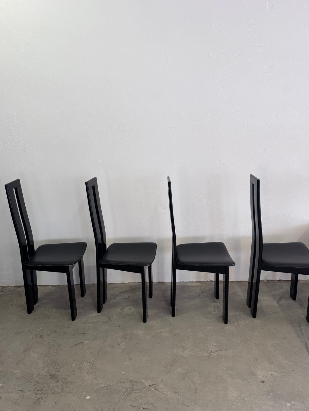 4 Postmoderne Esszimmerstühle von Pietro Costantini, Italien 1980er – Schwarz lackiertes Massivholz, sehr guter Zustand