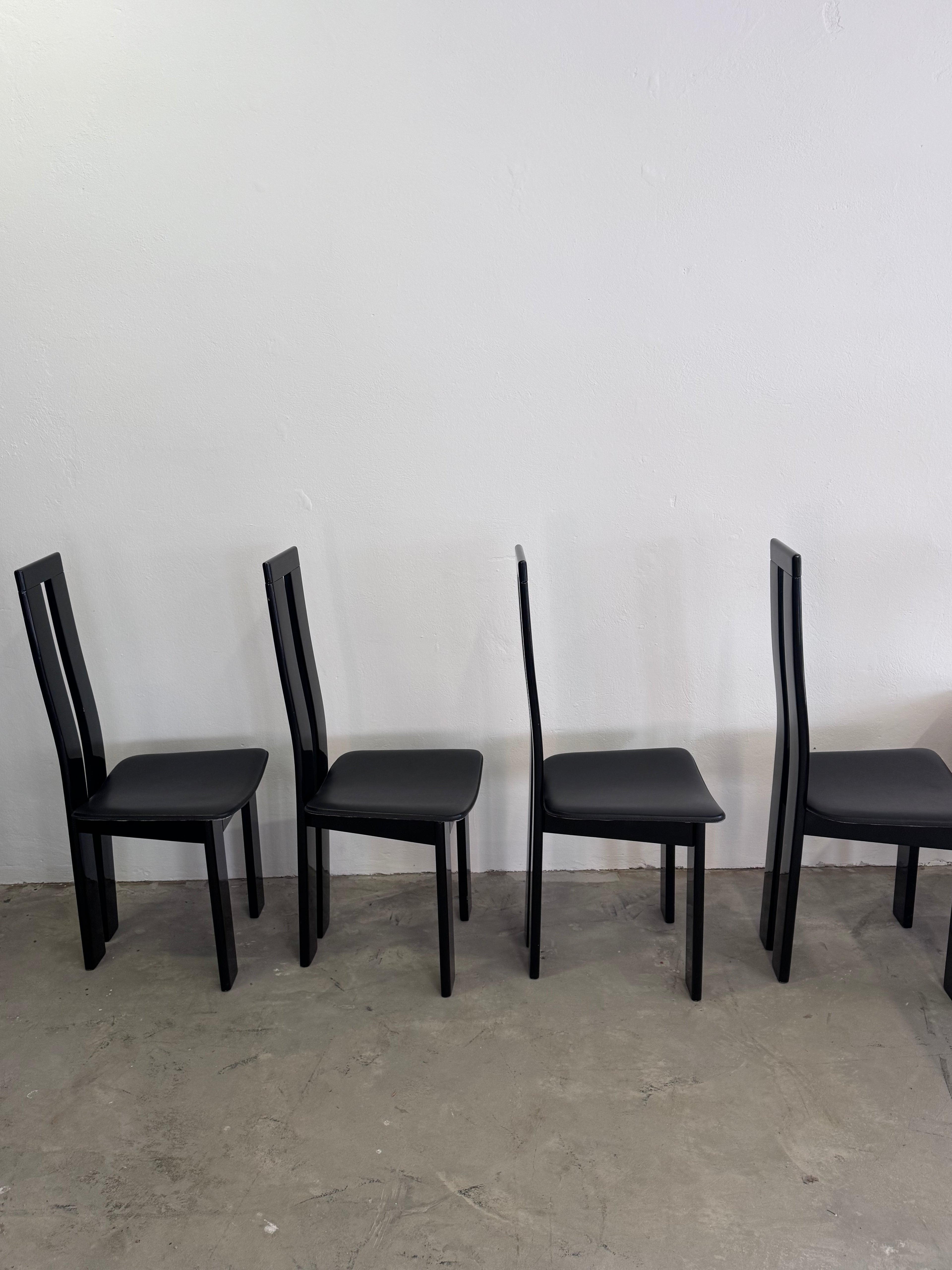 4 Postmoderne Esszimmerstühle von Pietro Costantini, Italien 1980er – Schwarz lackiertes Massivholz, sehr guter Zustand