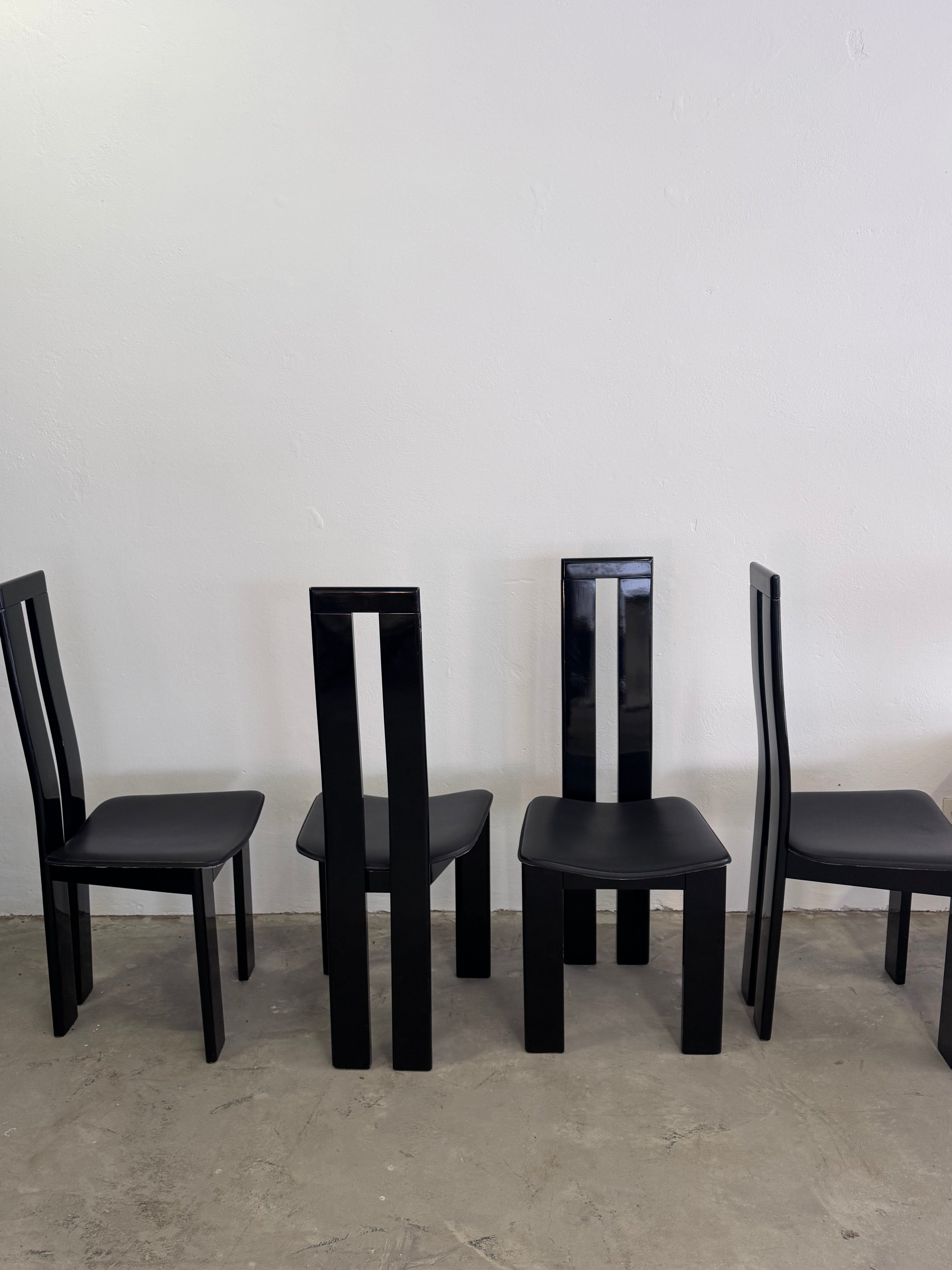4 Postmoderne Esszimmerstühle von Pietro Costantini, Italien 1980er – Schwarz lackiertes Massivholz, sehr guter Zustand