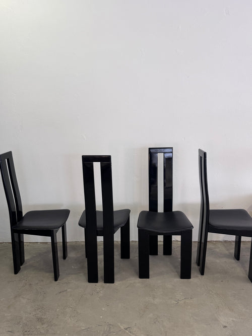 4 Postmoderne Esszimmerstühle von Pietro Costantini, Italien 1980er – Schwarz lackiertes Massivholz, sehr guter Zustand