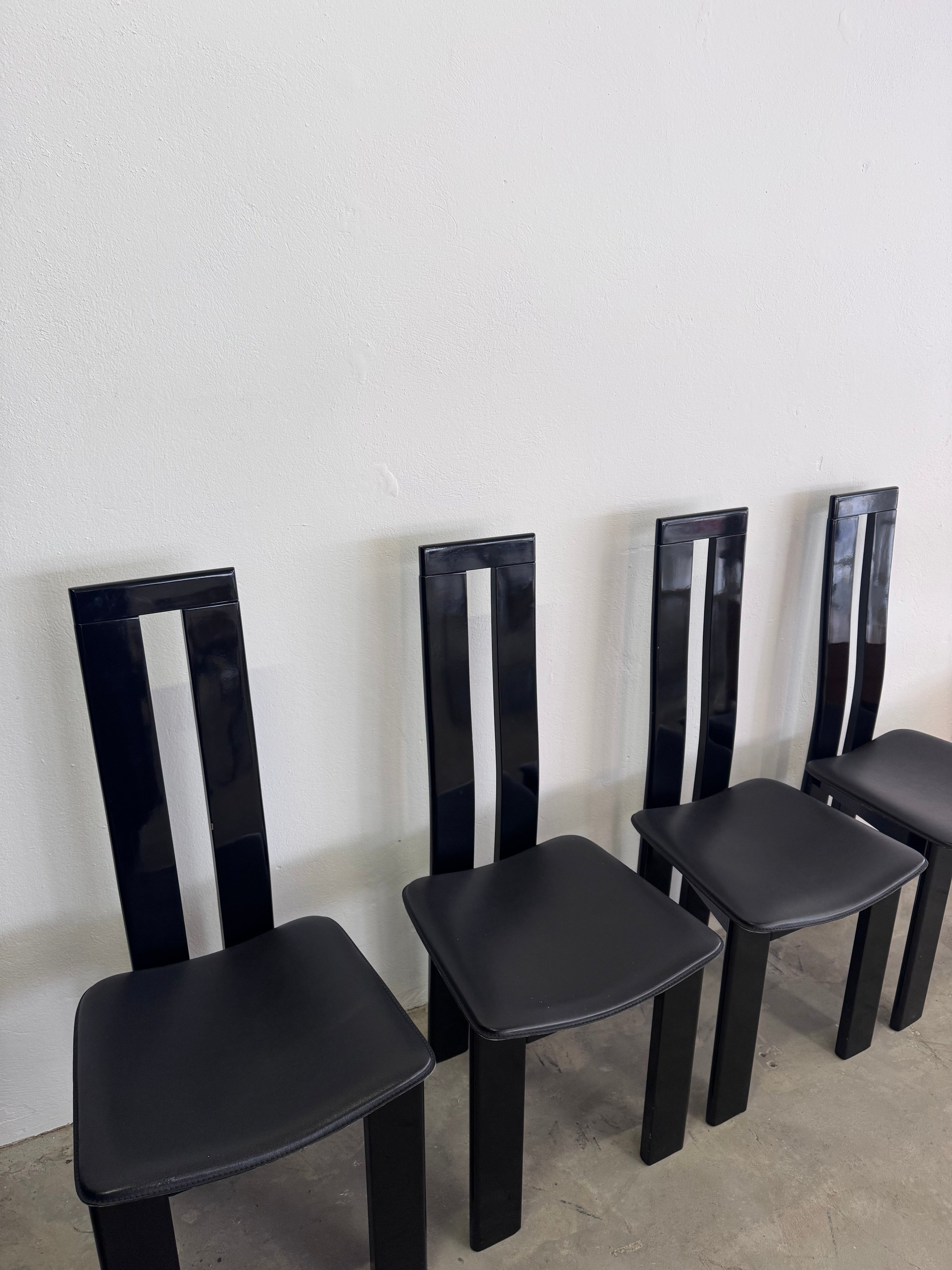 4 Postmoderne Esszimmerstühle von Pietro Costantini, Italien 1980er – Schwarz lackiertes Massivholz, sehr guter Zustand