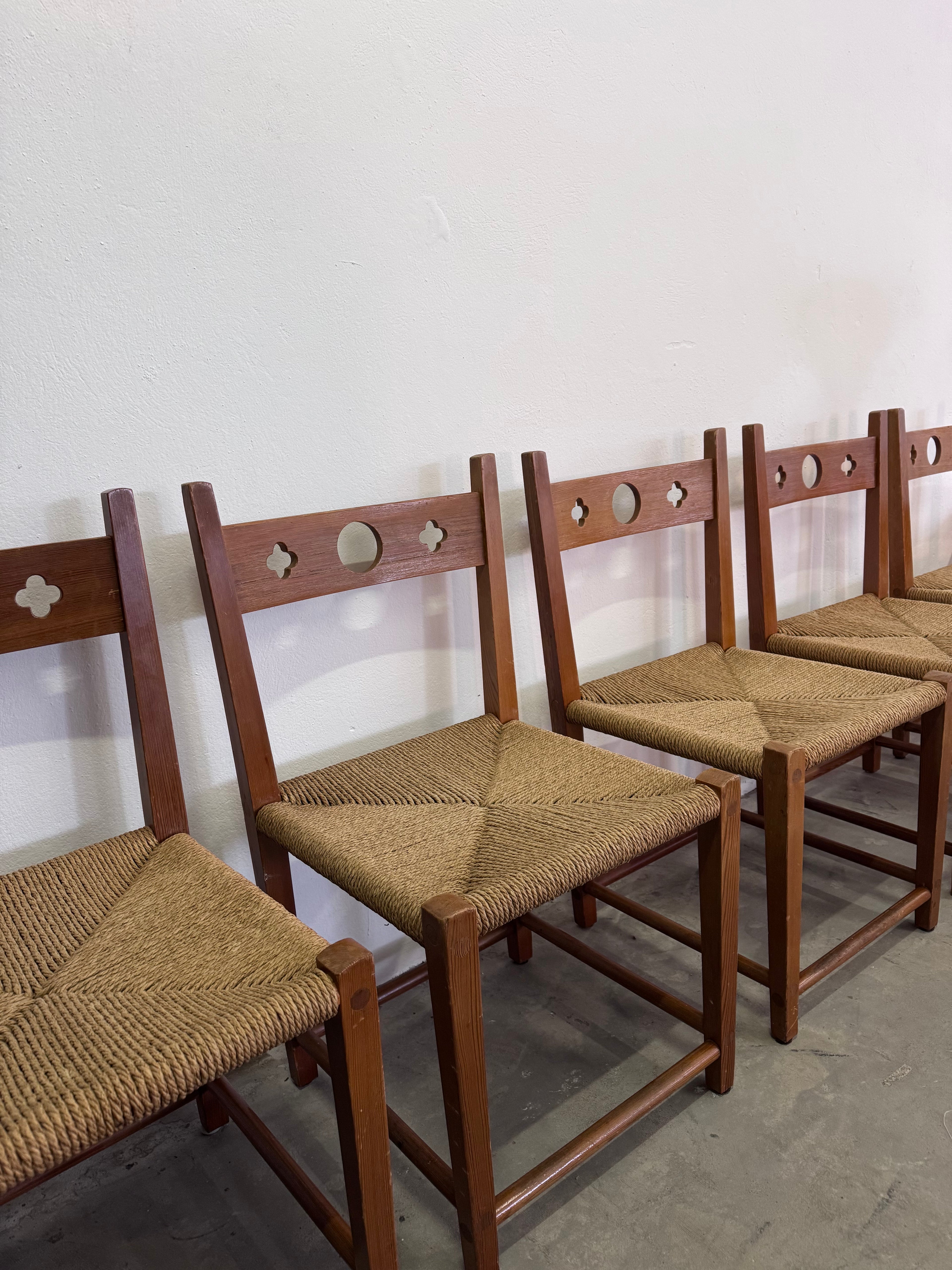 Skandinavische Vintage Stühle aus den 1970er Jahren. Massives Kiefernholz handgeflochtene Sitzflächen Mid Century Design