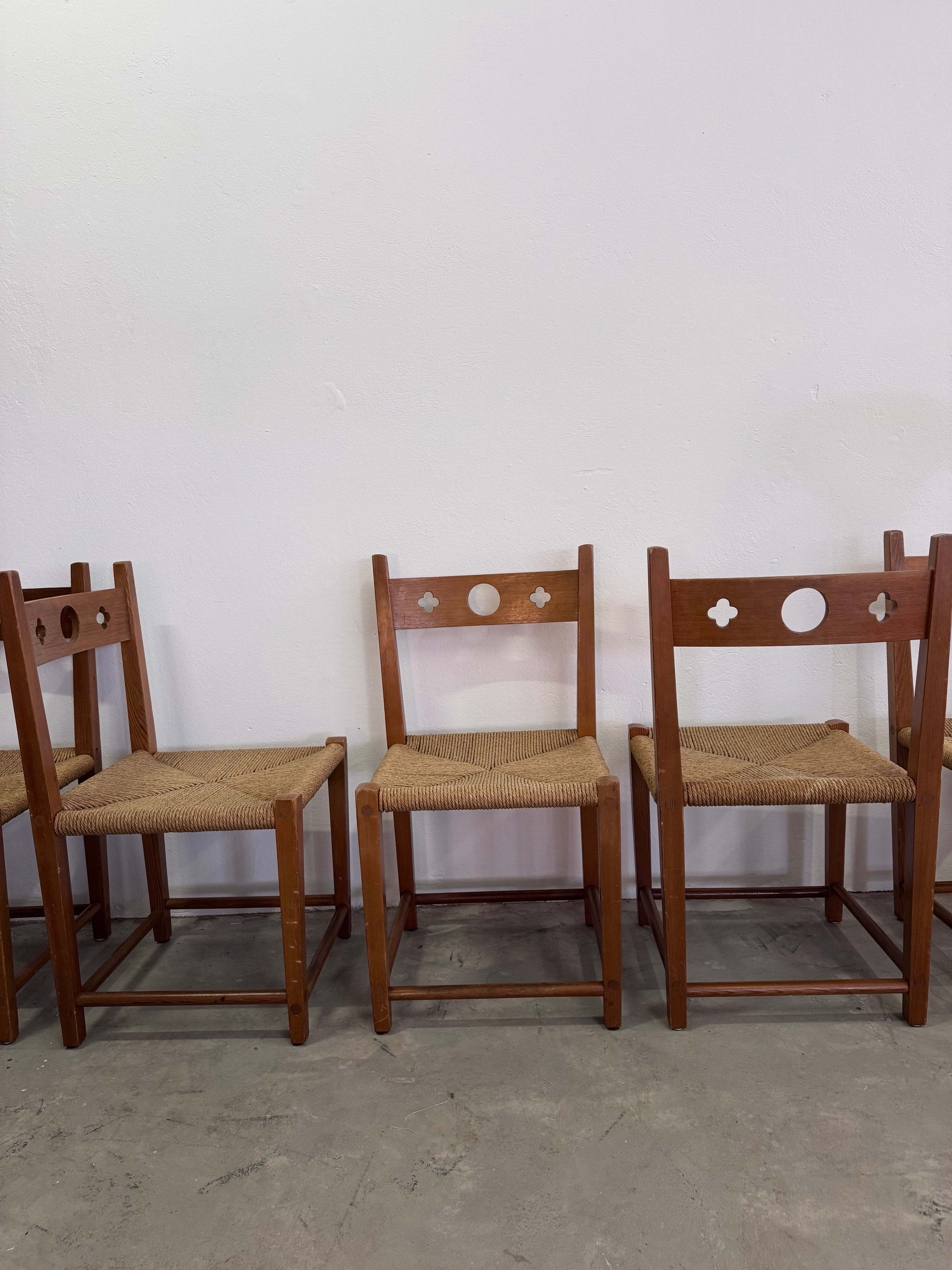 Skandinavische Vintage Stühle aus den 1970er Jahren. Massives Kiefernholz handgeflochtene Sitzflächen Mid Century Design