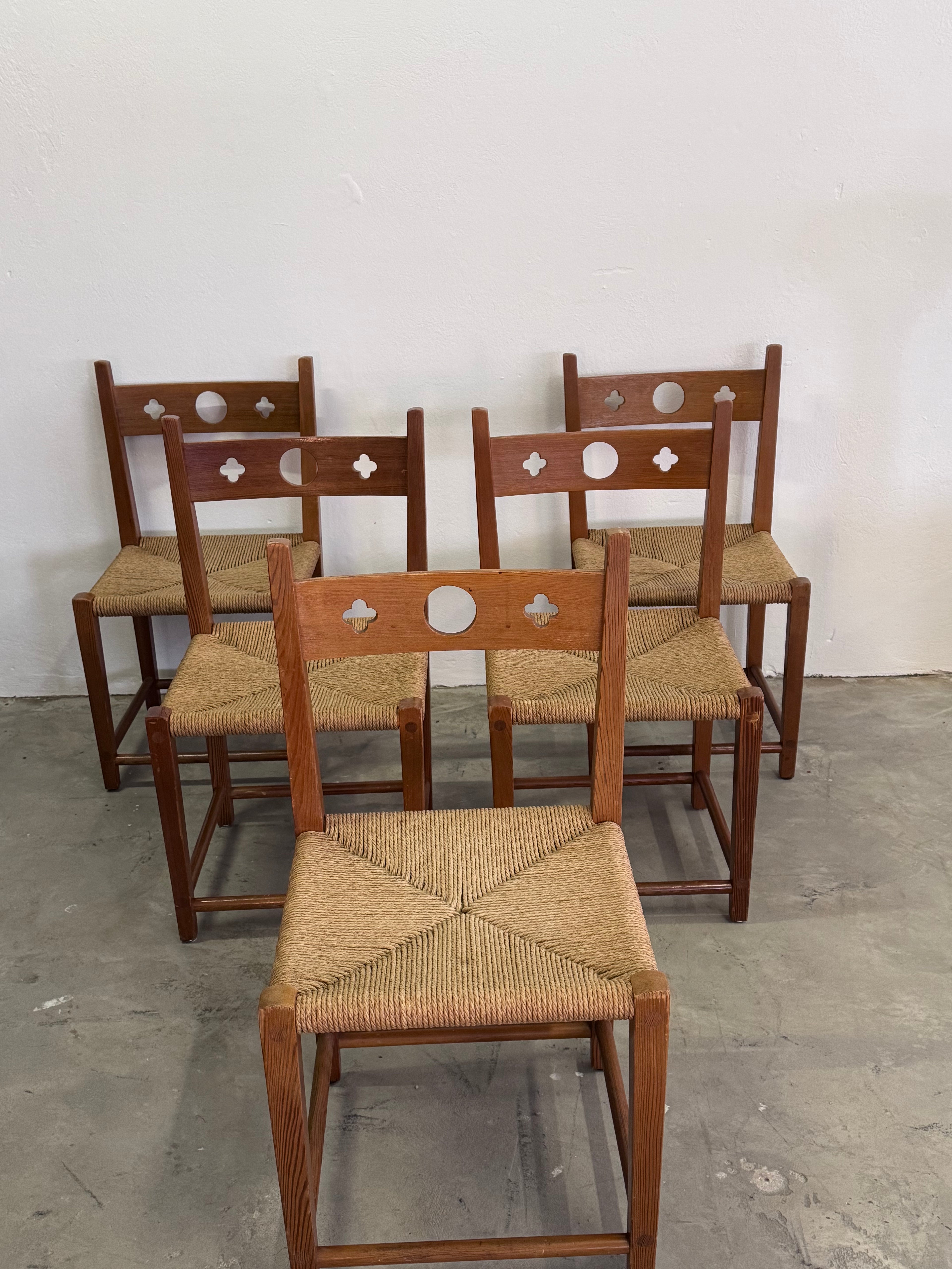 Skandinavische Vintage Stühle aus den 1970er Jahren. Massives Kiefernholz handgeflochtene Sitzflächen Mid Century Design