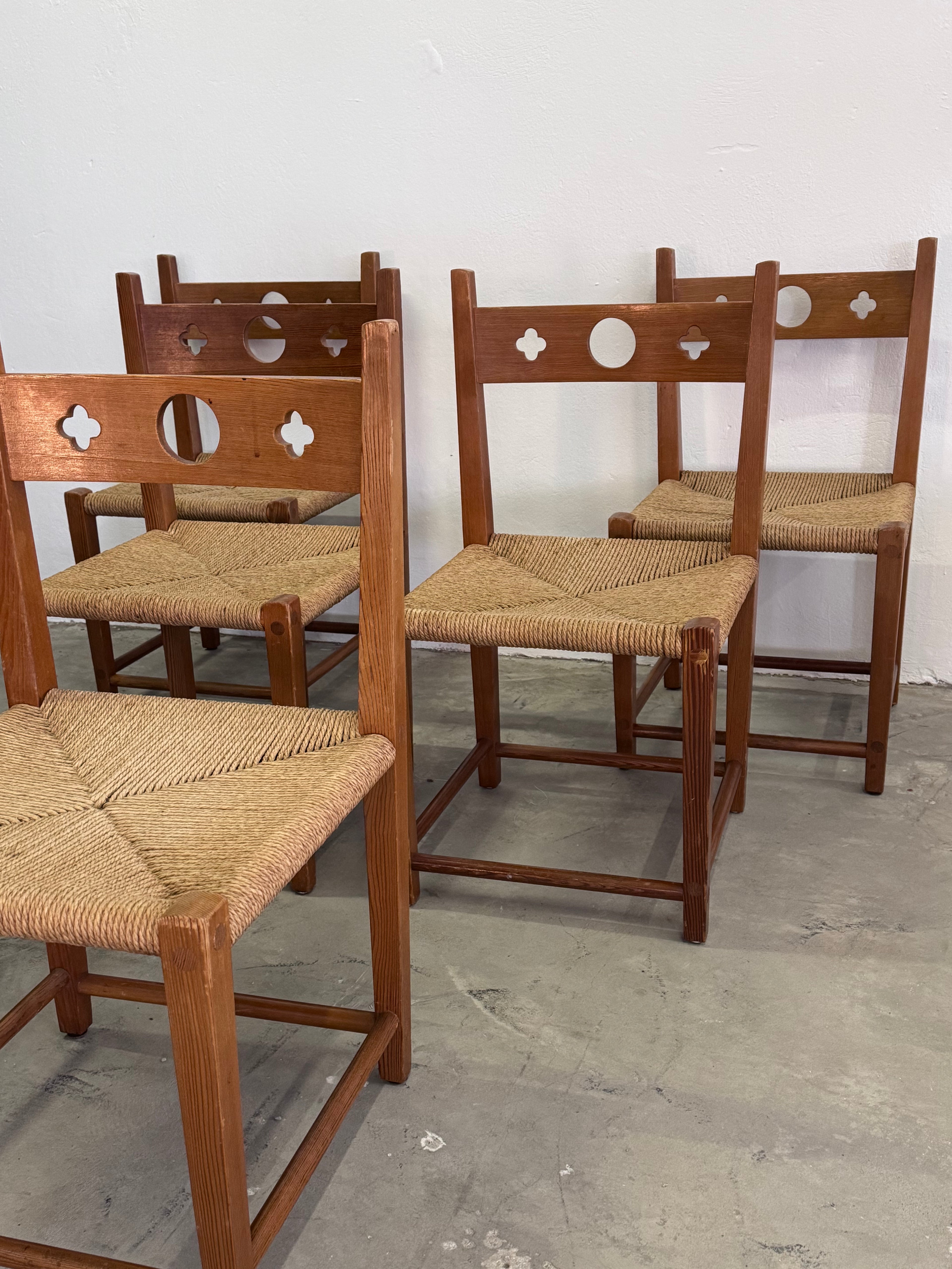 Skandinavische Vintage Stühle aus den 1970er Jahren. Massives Kiefernholz handgeflochtene Sitzflächen Mid Century Design
