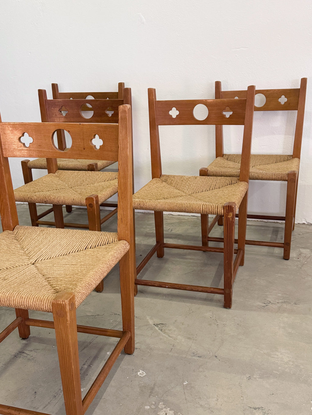 Skandinavische Vintage Stühle aus den 1970er Jahren. Massives Kiefernholz handgeflochtene Sitzflächen Mid Century Design