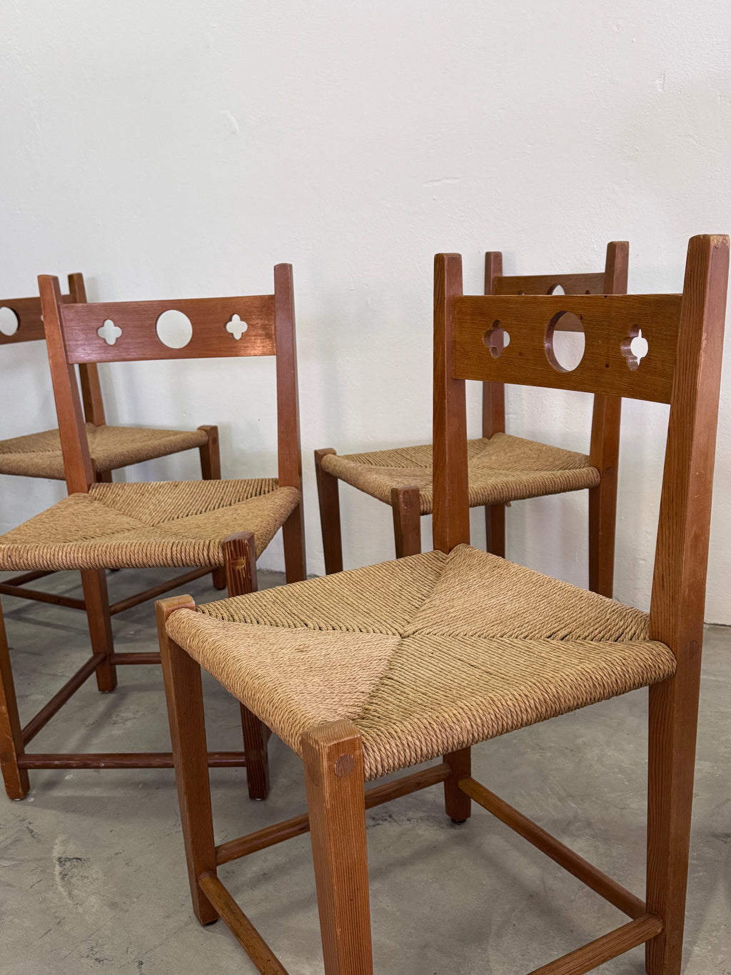 Skandinavische Vintage Stühle aus den 1970er Jahren. Massives Kiefernholz handgeflochtene Sitzflächen Mid Century Design