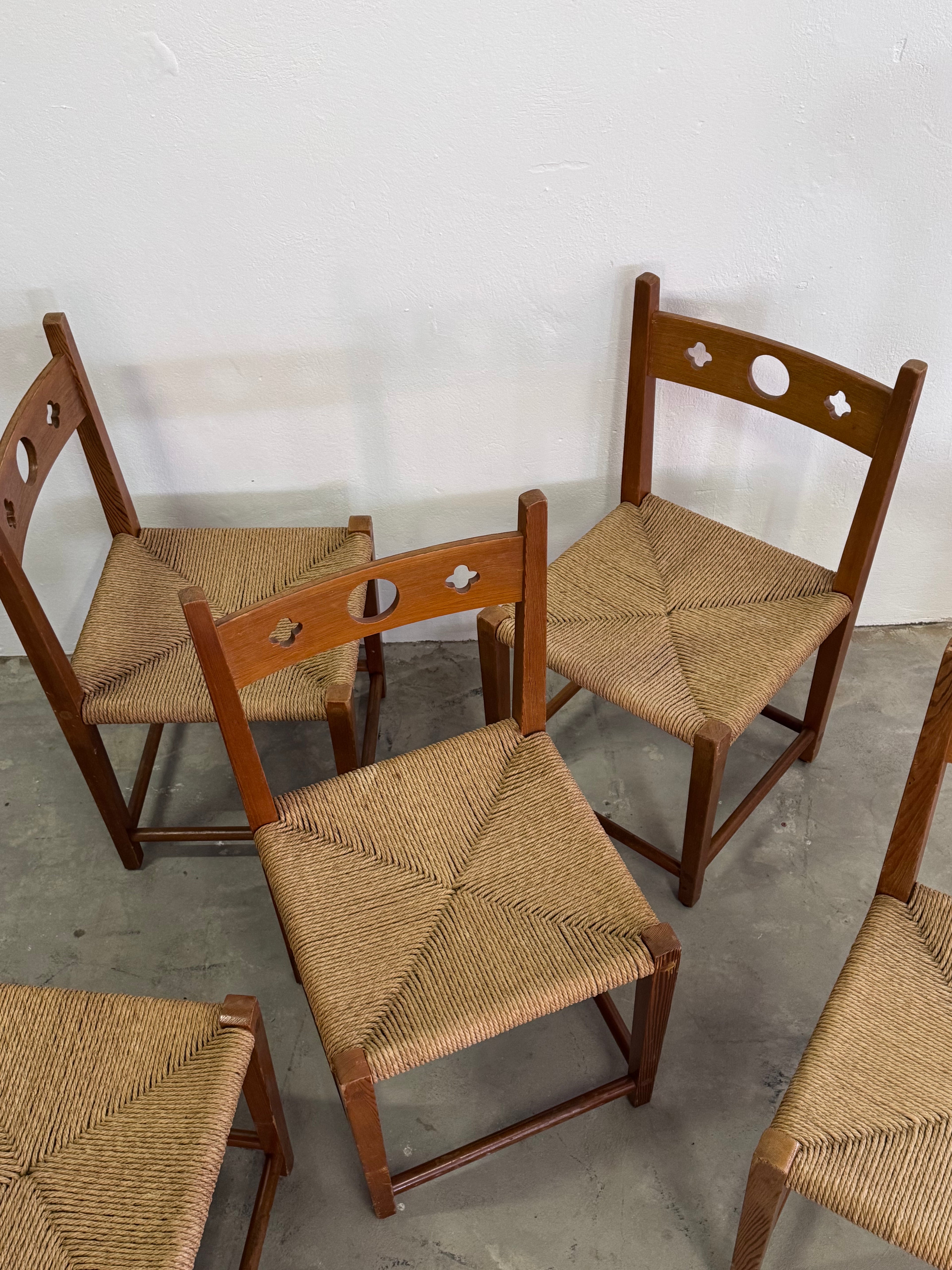 Skandinavische Vintage Stühle aus den 1970er Jahren. Massives Kiefernholz handgeflochtene Sitzflächen Mid Century Design