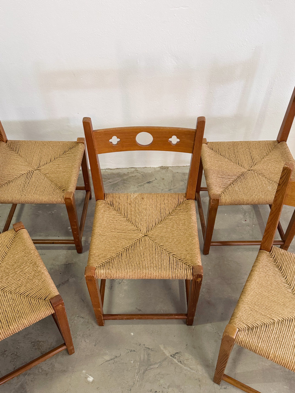 Skandinavische Vintage Stühle aus den 1970er Jahren. Massives Kiefernholz handgeflochtene Sitzflächen Mid Century Design