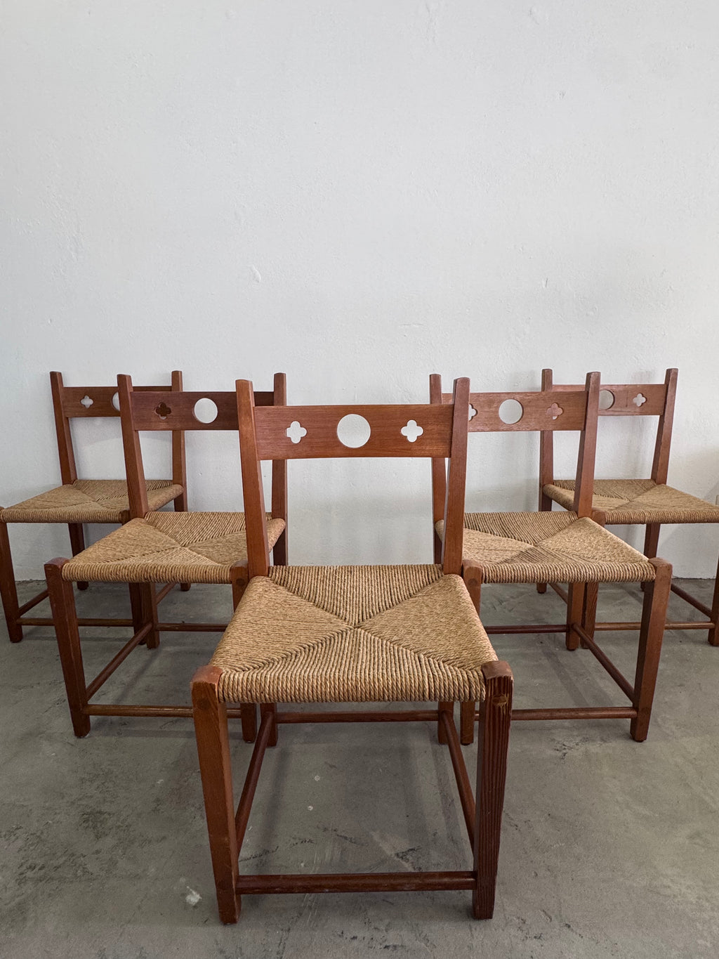 Skandinavische Vintage Stühle aus den 1970er Jahren. Massives Kiefernholz handgeflochtene Sitzflächen Mid Century Design