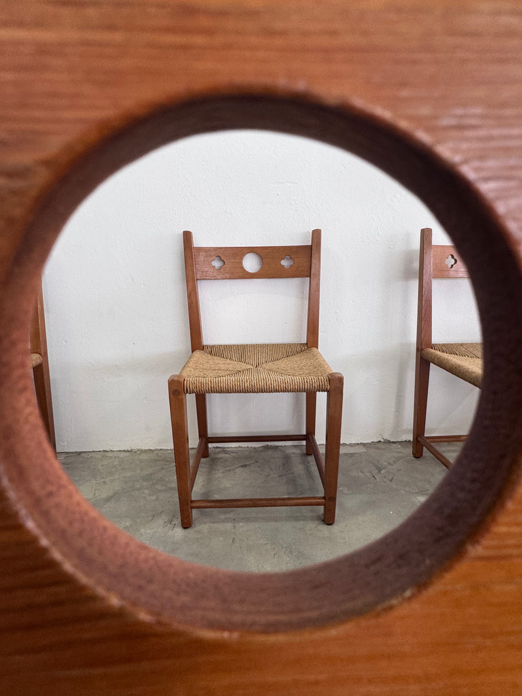 Skandinavische Vintage Stühle aus den 1970er Jahren. Massives Kiefernholz handgeflochtene Sitzflächen Mid Century Design
