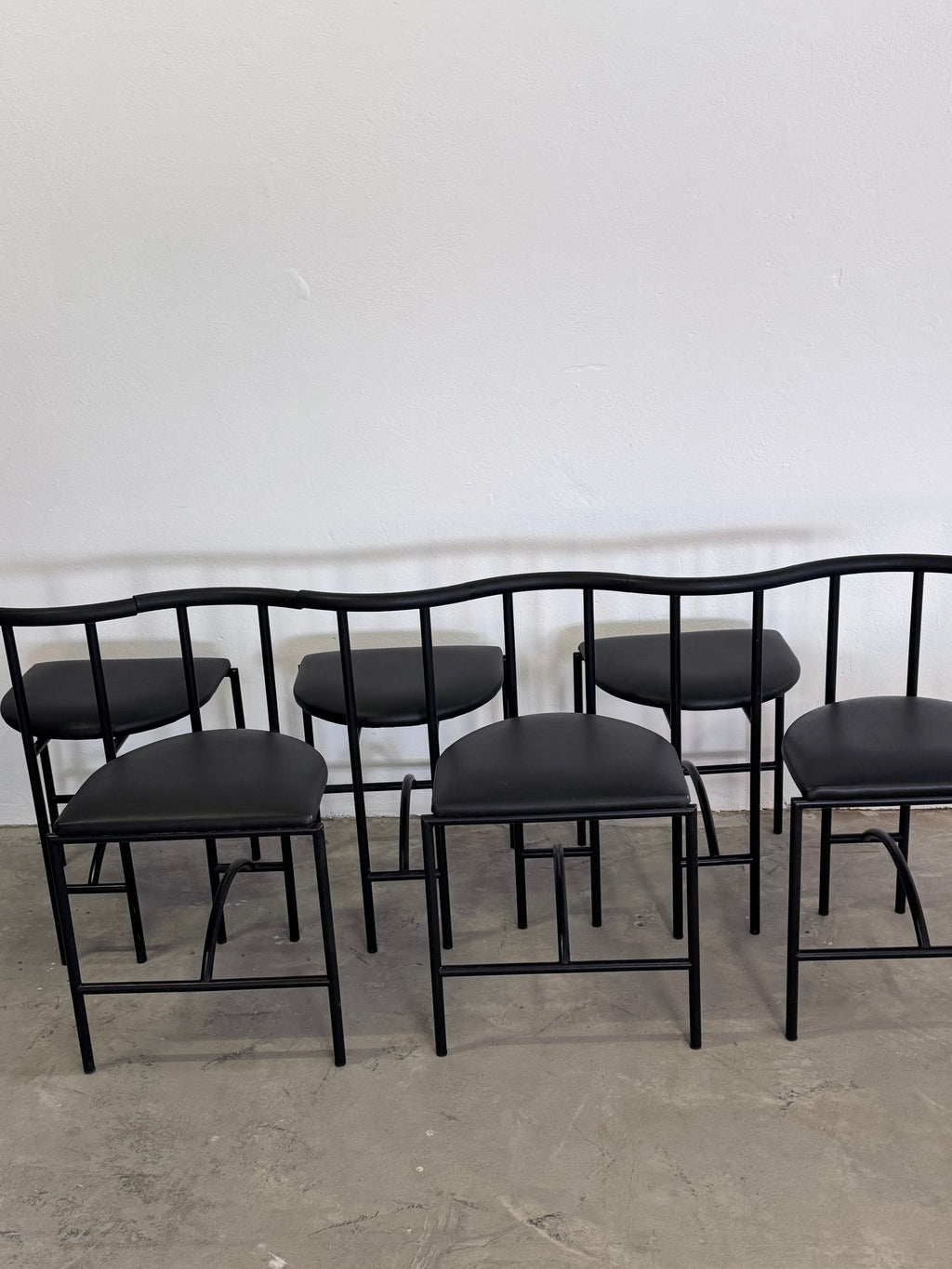 1/6 „Tokyo“-Stühlen von Rodney Kinsman, 1985 – schwarzes Stahlrohr & Kunstleder