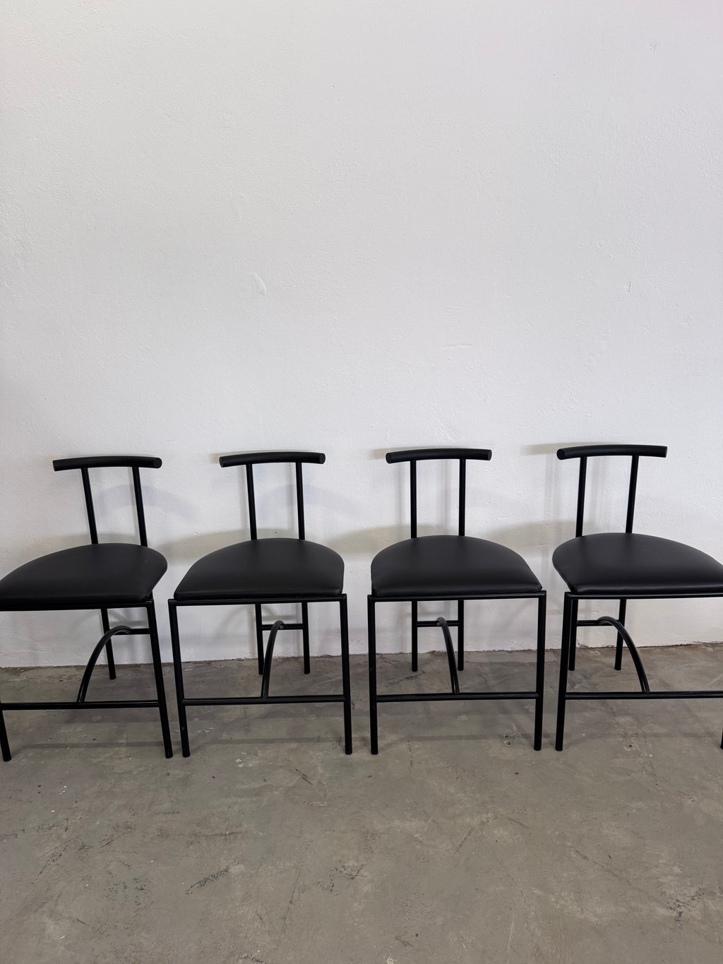 1/6 „Tokyo“-Stühlen von Rodney Kinsman, 1985 – schwarzes Stahlrohr & Kunstleder