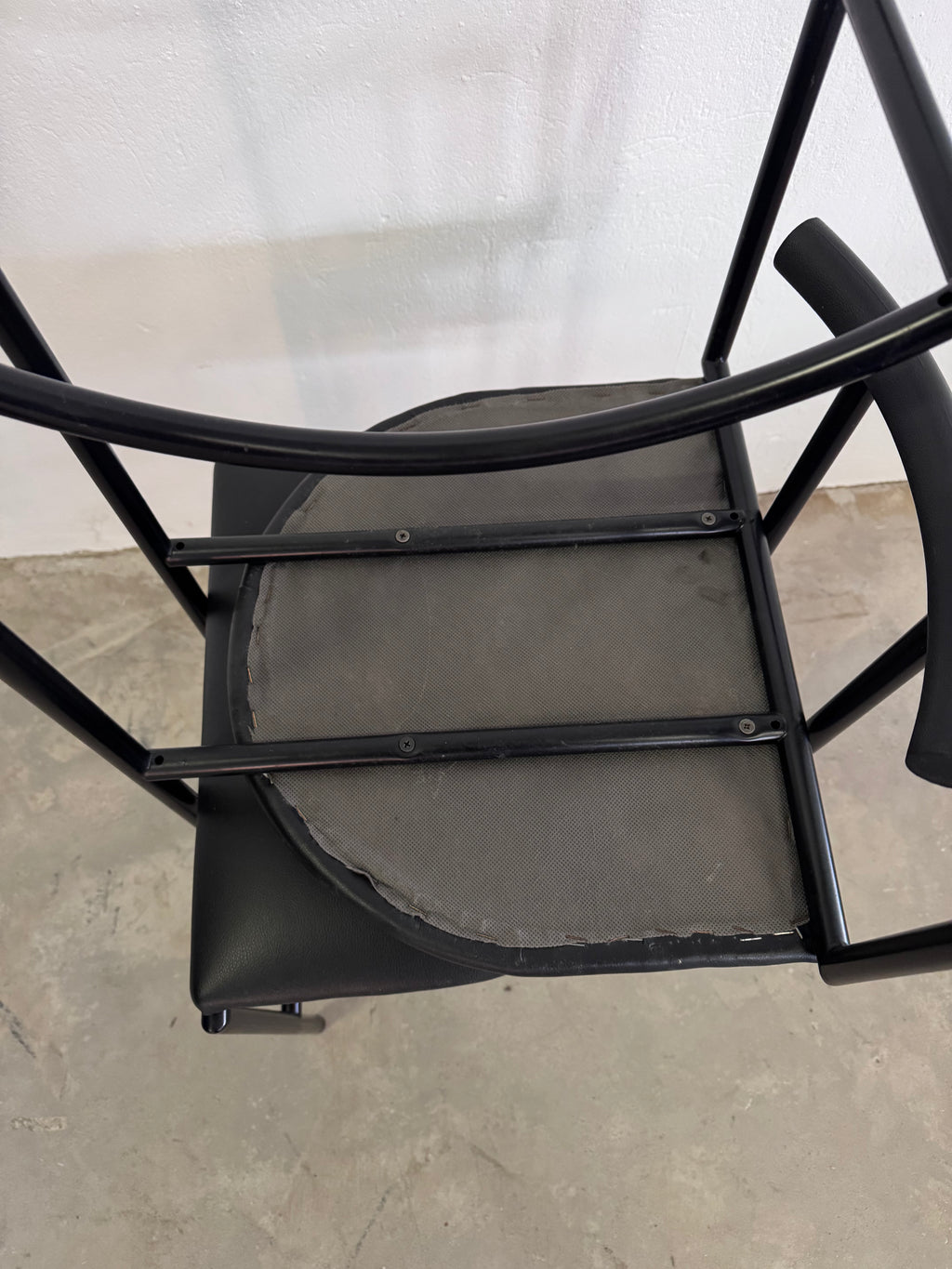 1/6 „Tokyo“-Stühlen von Rodney Kinsman, 1985 – schwarzes Stahlrohr & Kunstleder