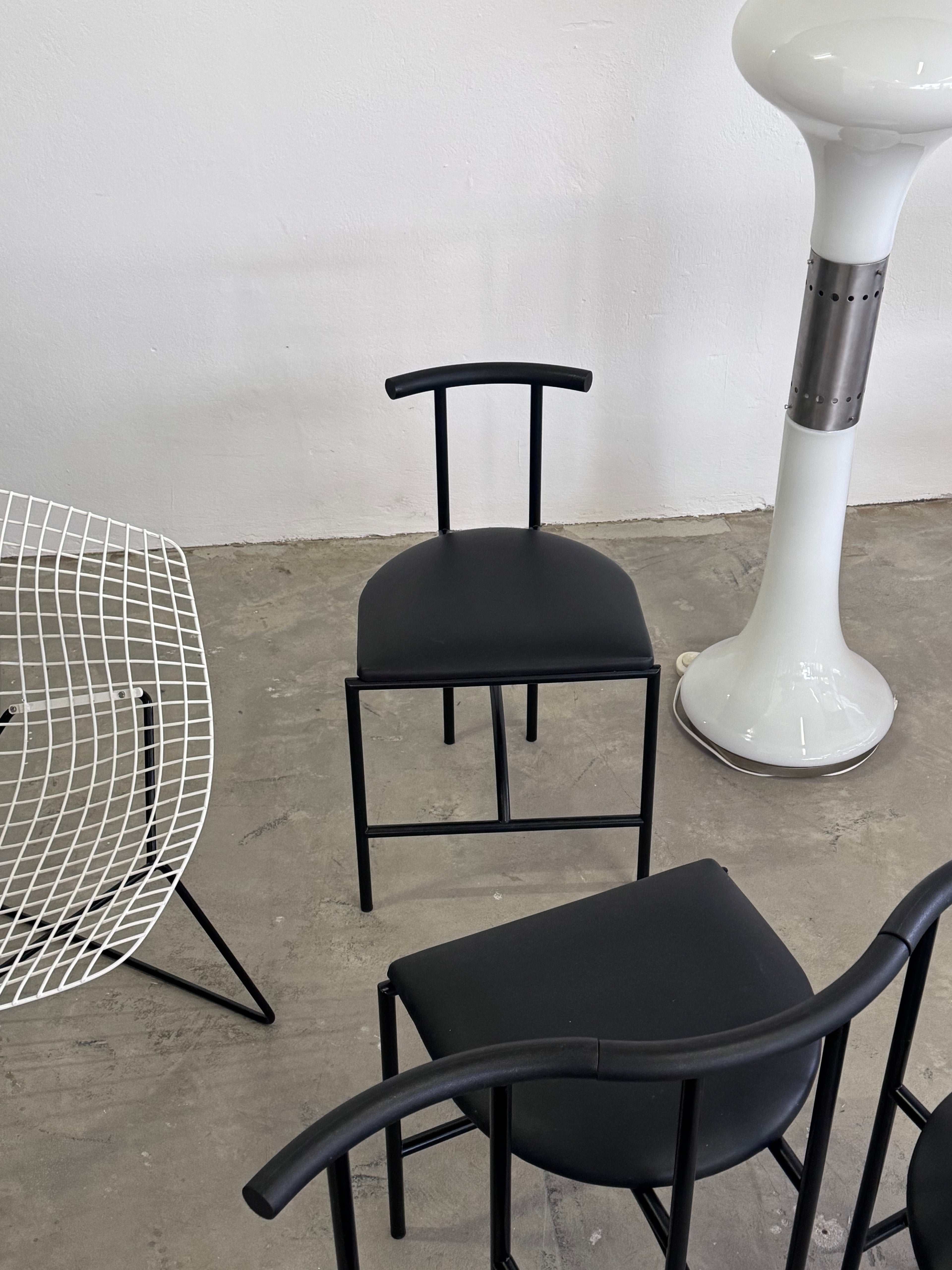 1/6 „Tokyo“-Stühlen von Rodney Kinsman, 1985 – schwarzes Stahlrohr & Kunstleder