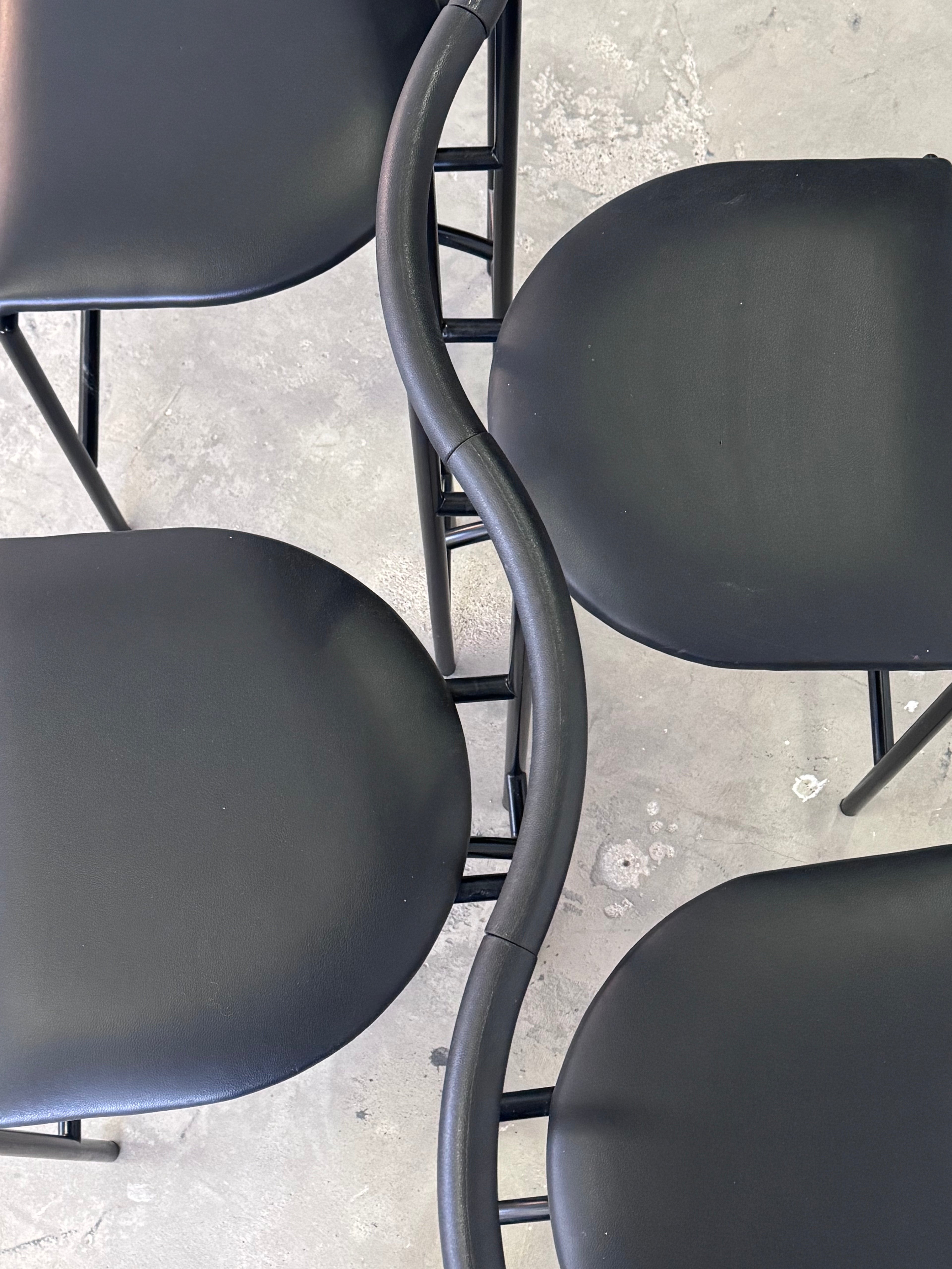 1/6 „Tokyo“-Stühlen von Rodney Kinsman, 1985 – schwarzes Stahlrohr & Kunstleder