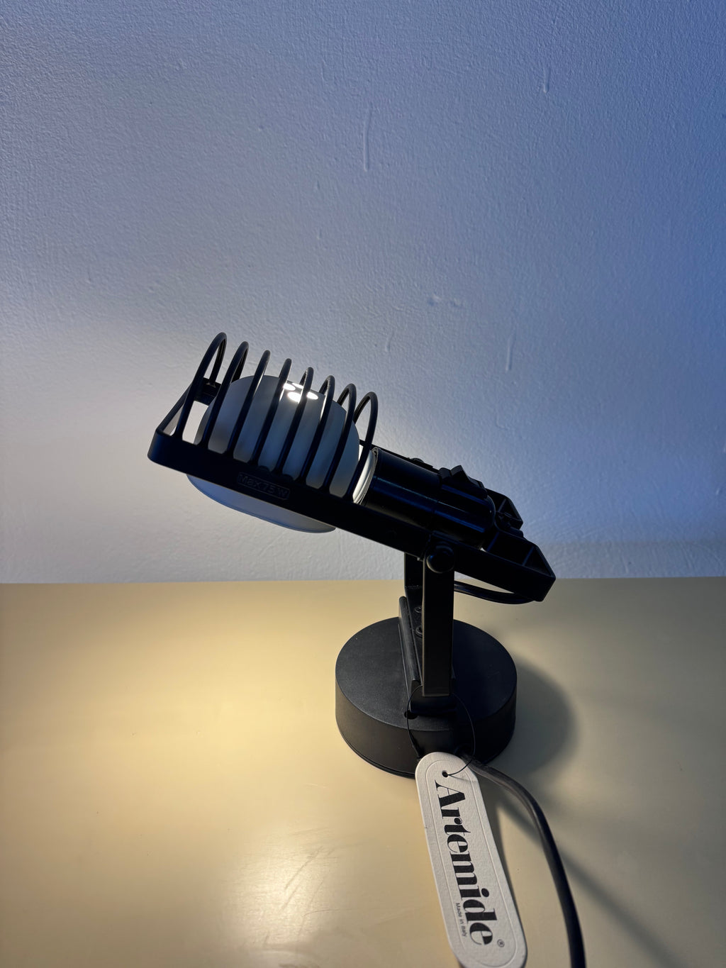 Vintage Artemide „Sintesi Faretto“ von Ernesto Gismondi – Tisch- und Wandleuchte aus den 1970er Jahren, originalverpackt