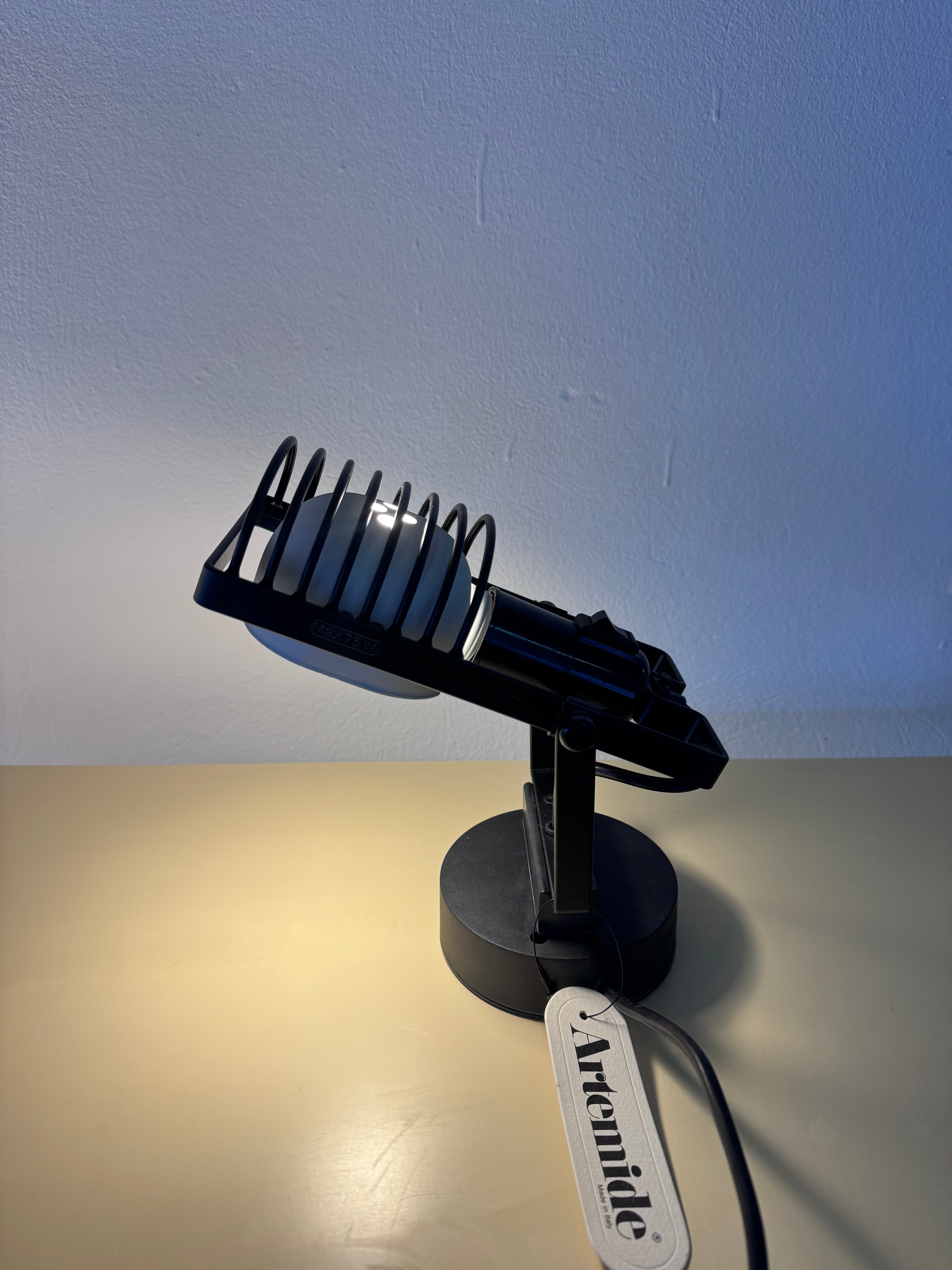 Vintage Artemide „Sintesi Faretto“ von Ernesto Gismondi – Tisch- und Wandleuchte aus den 1970er Jahren, originalverpackt